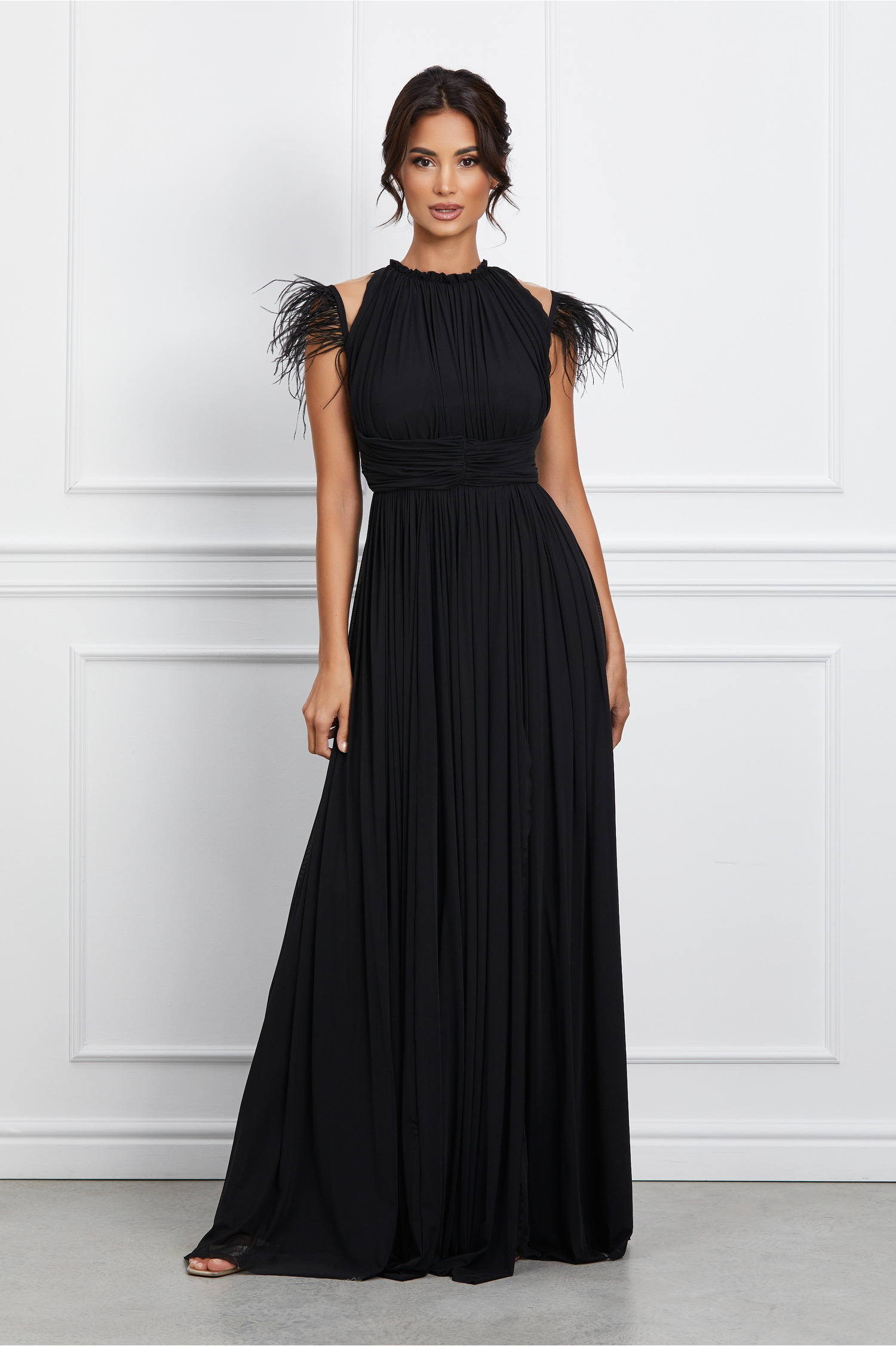 Rochie Dy Fashion lunga neagra cu pene la umeri