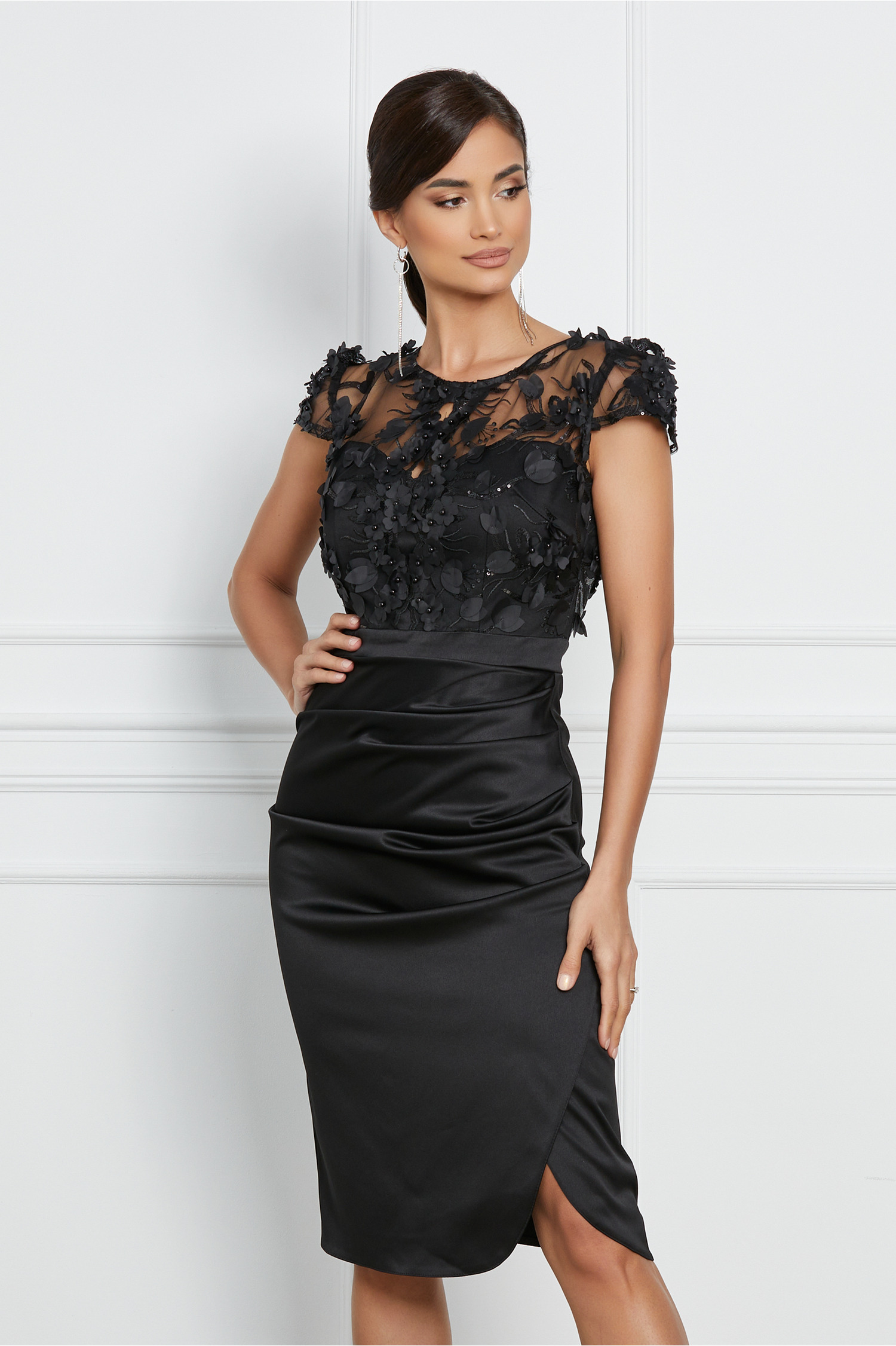 Rochie Ella Collection Catlin neagra cu flori la bust si maneci scurte