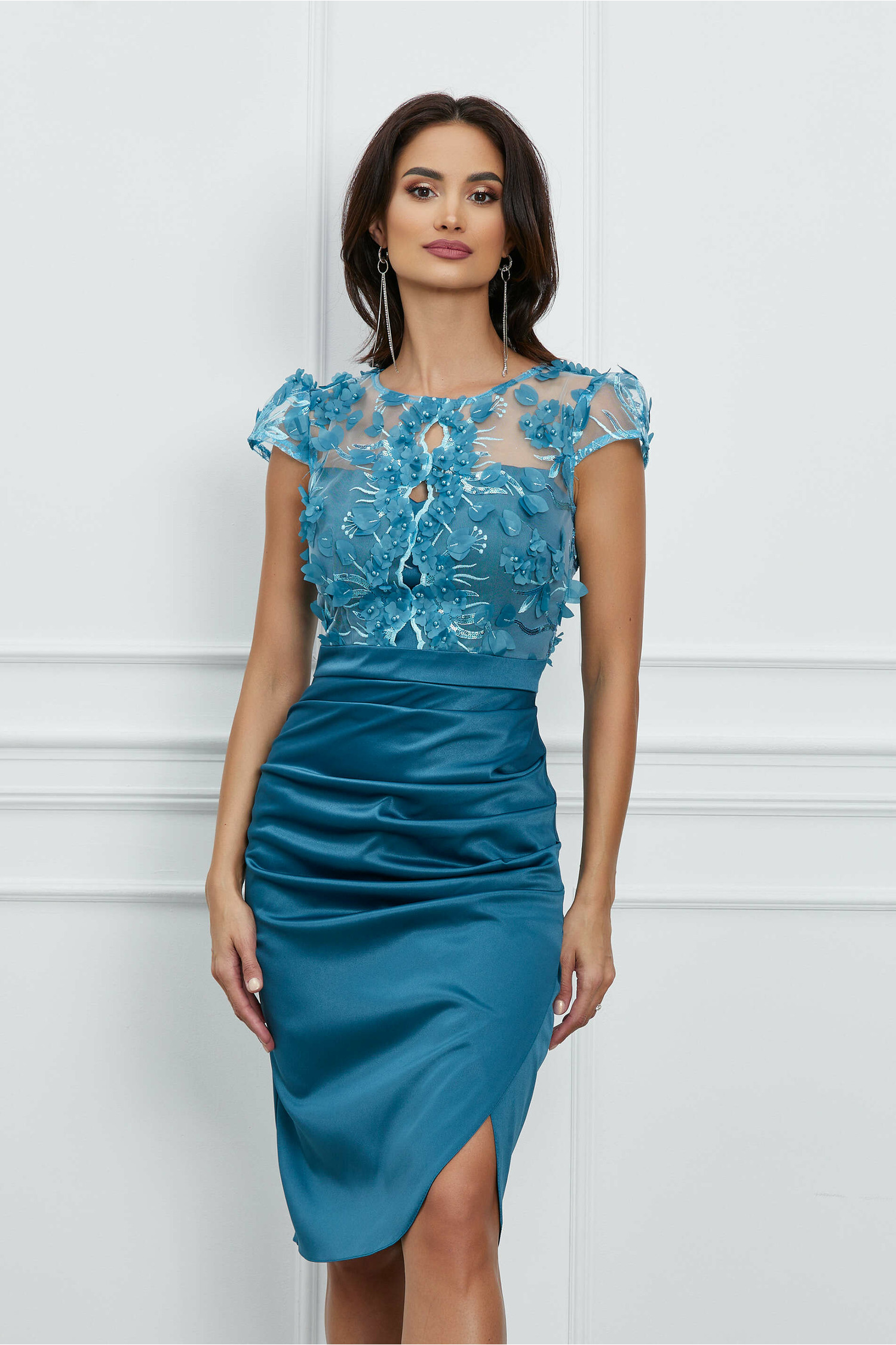 Rochie Ella Collection Catlin turcoaz cu flori la bust si maneci scurte