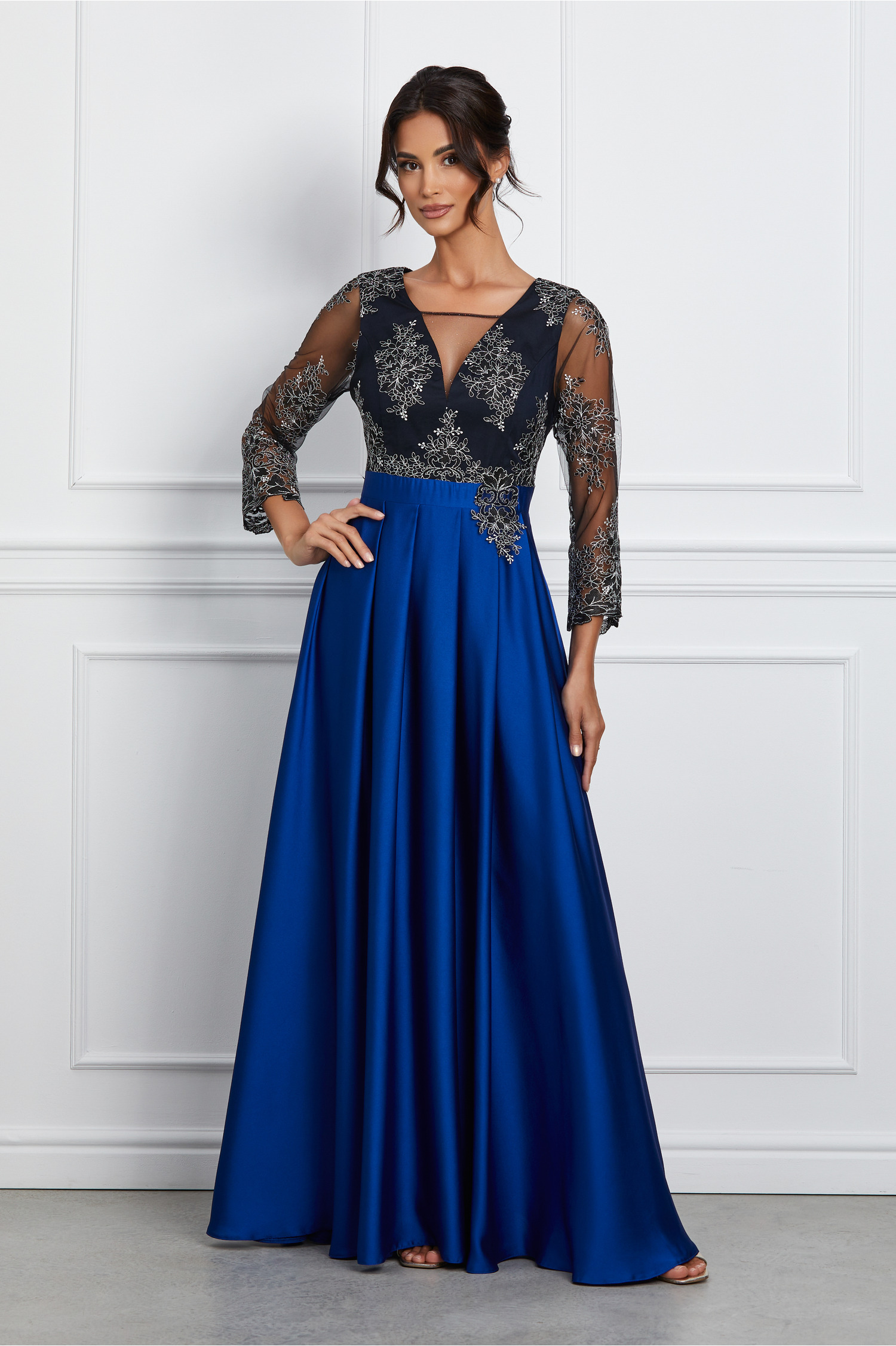 Rochie Mella albastra cu bust negru si broderie