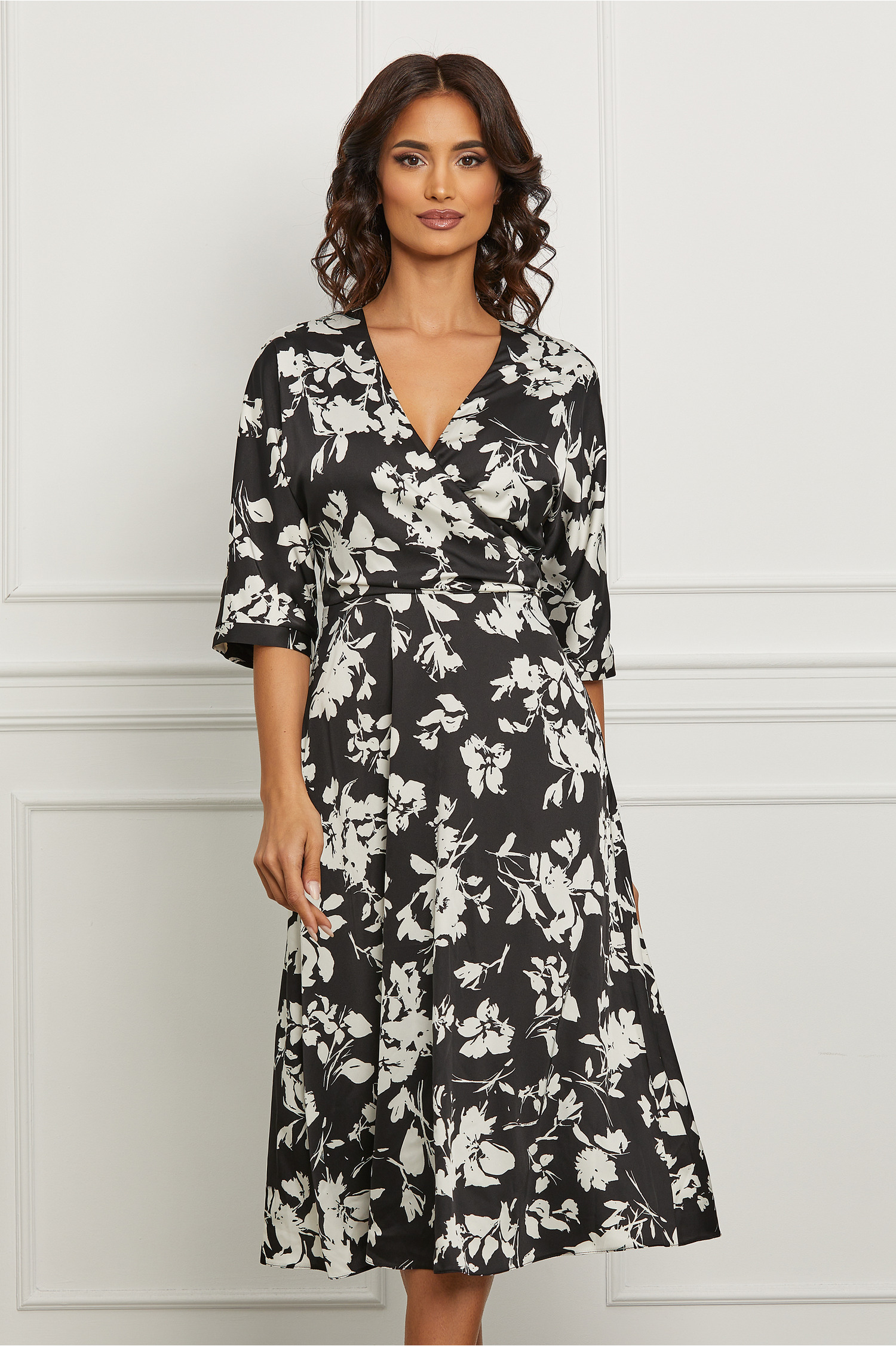 Rochie Ginette neagra cu imprimeu floral alb