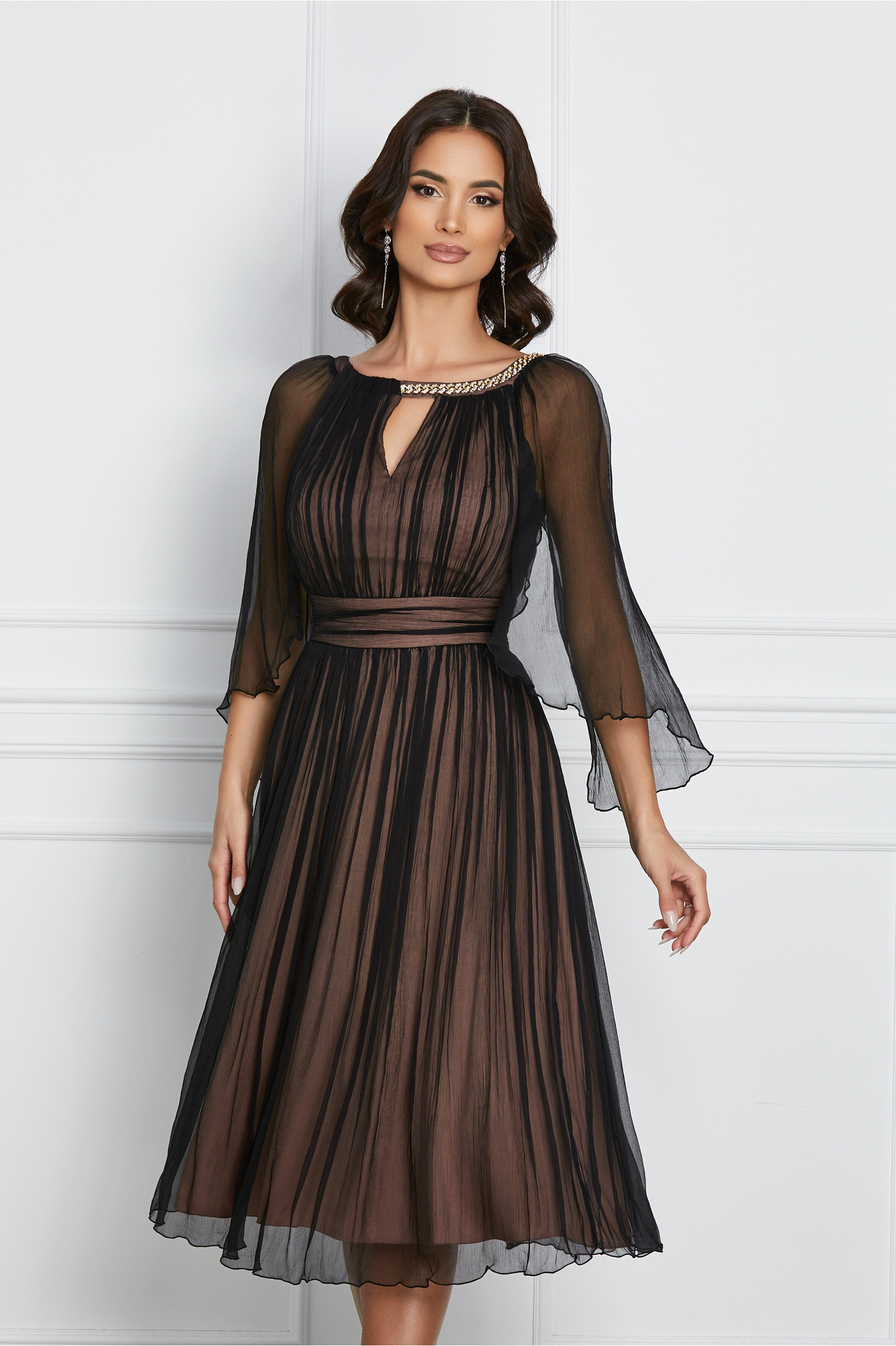 Rochie Ginette neagra din matase cu aplicatie metalica la decolteu