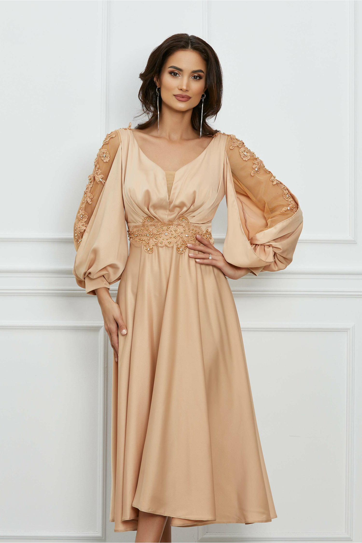 Rochie Denisa bej accesorizata cu perlute
