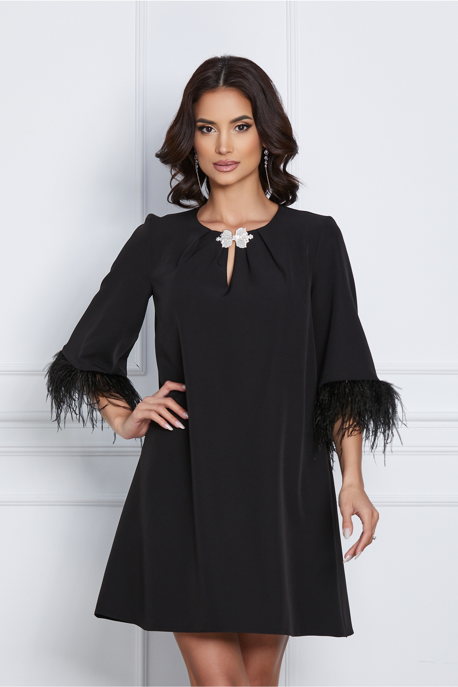 Rochie Dy Fashion neagra cu accesoriu la decolteu si pene la maneci