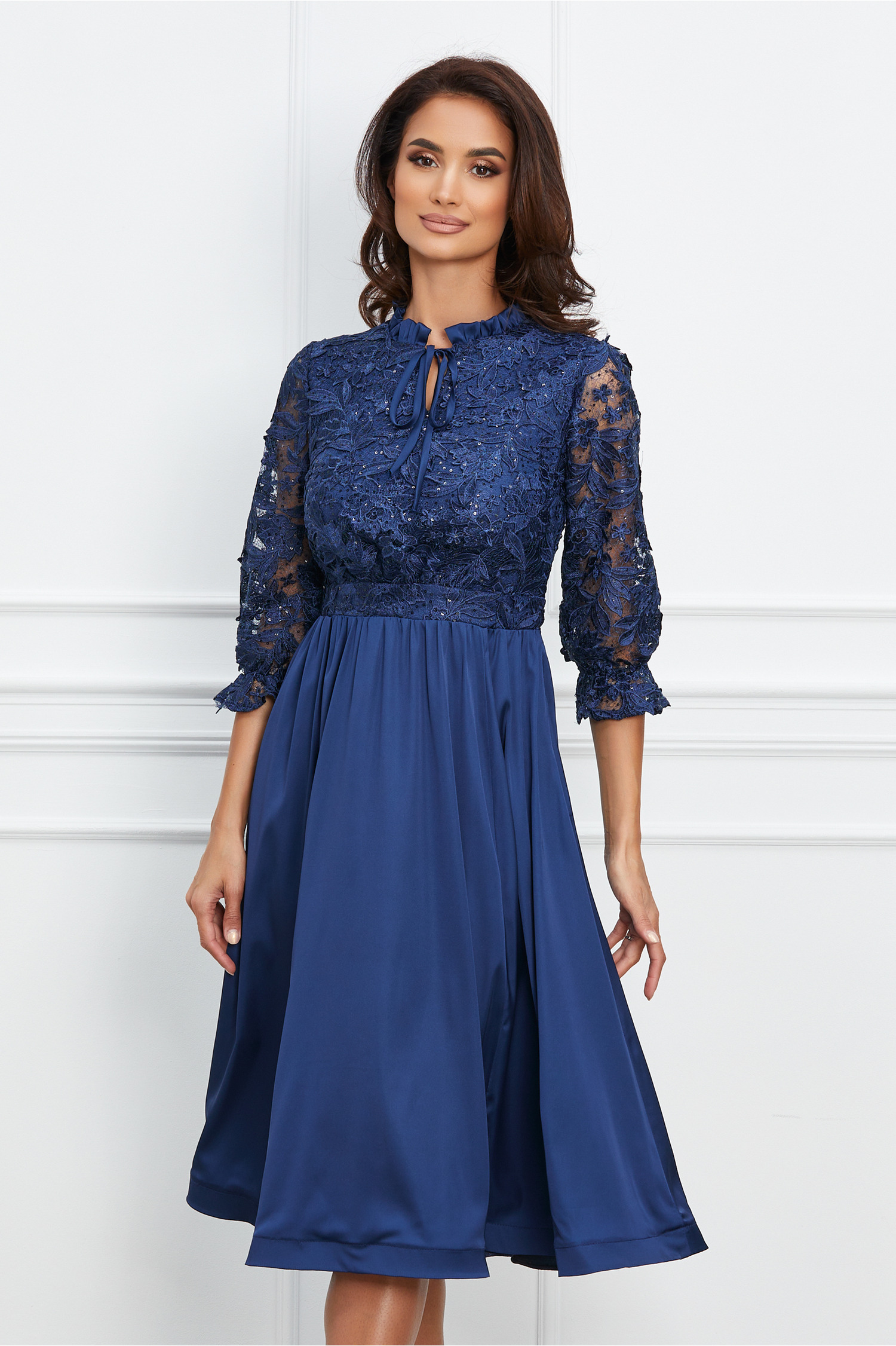 Rochie Dy Fashion bleumarin cu dantela la bust si fusta satinata