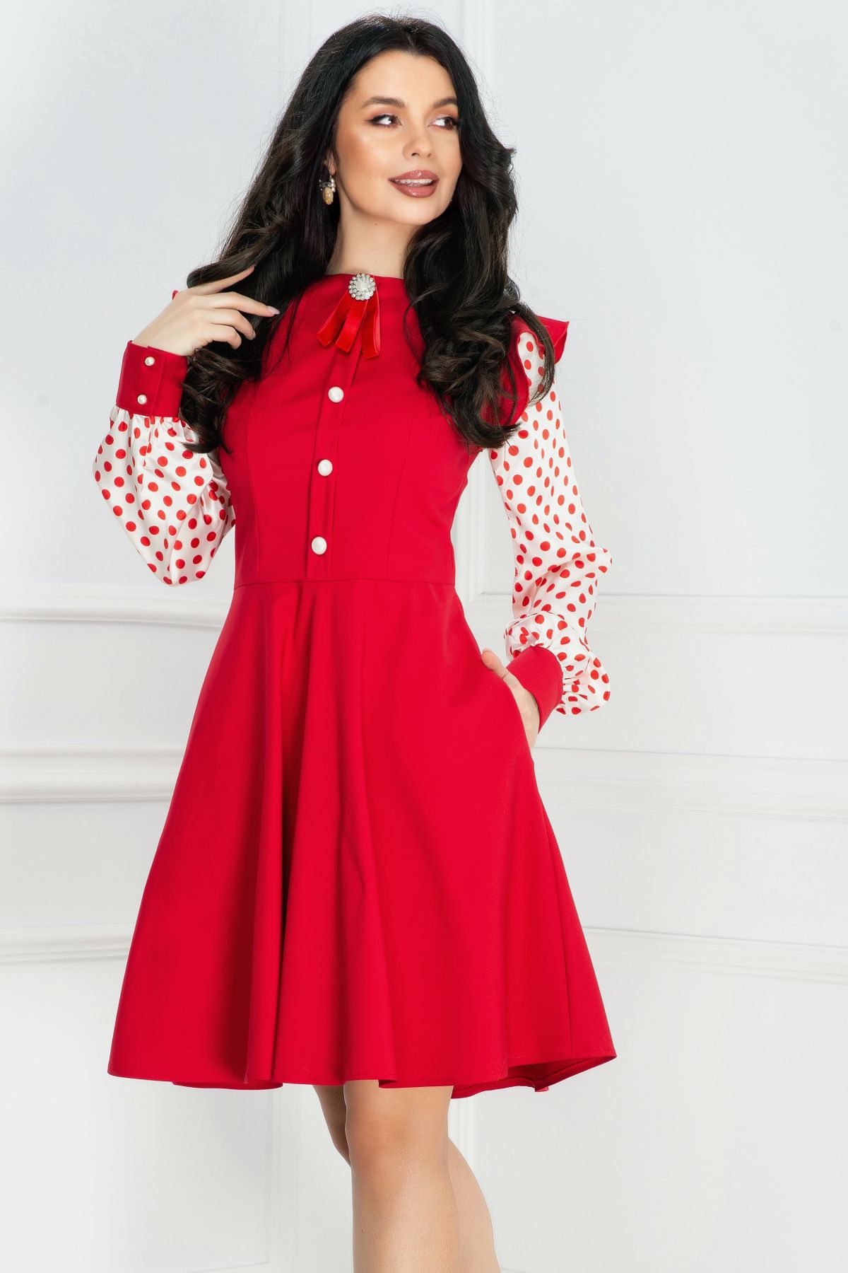 Rochie rosie InPuff in clos cu volane la umeri si imprimeu buline
