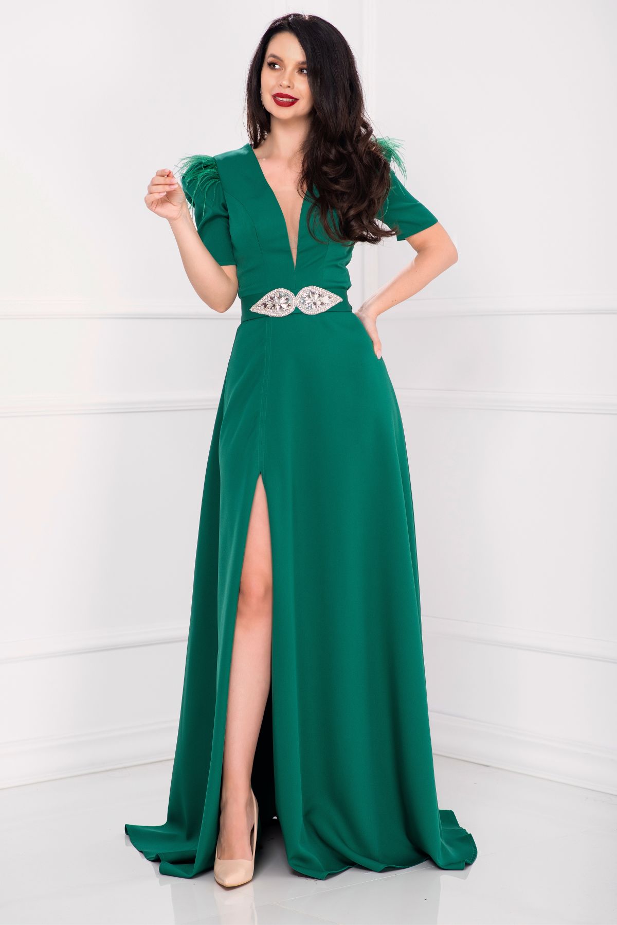 Rochie eleganta lunga Alissa verde cu crapatura pe picior si fulgi la umeri