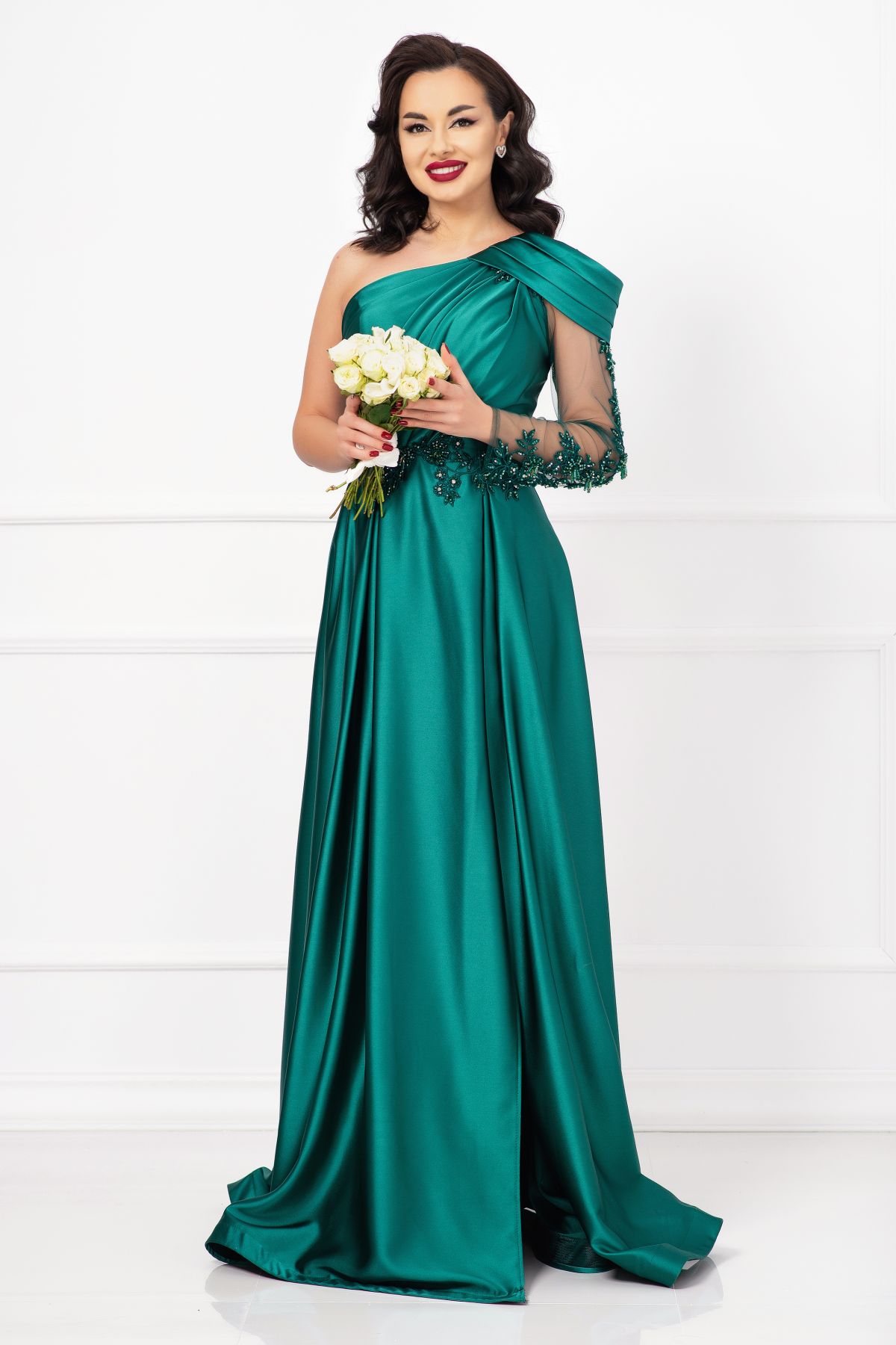 Rochie de nasa Carolyn verde din satin cu fronseuri si maneca brodata