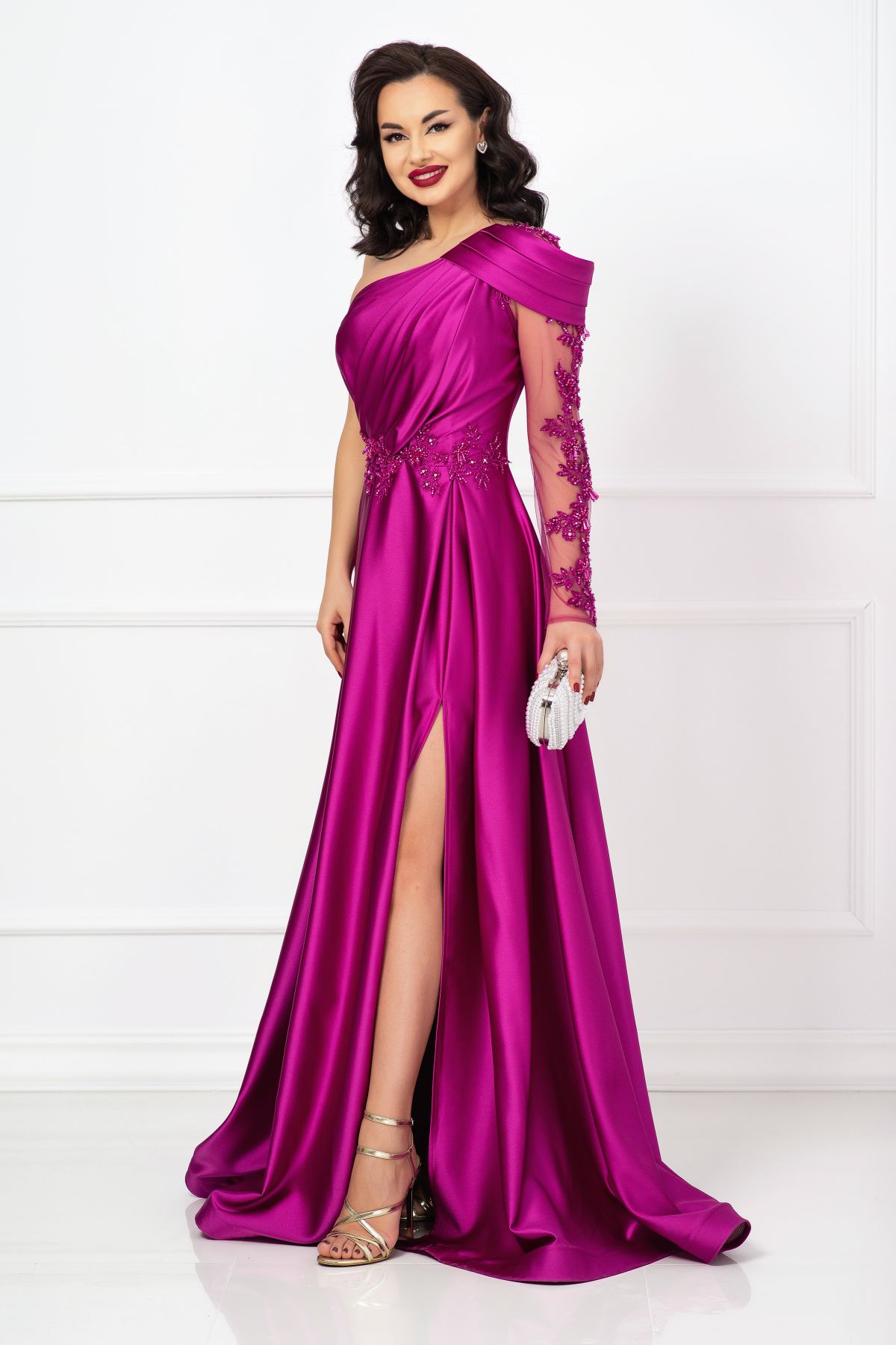 Rochie de nasa magenta Carolyn din satin cu fronseuri si maneca brodata