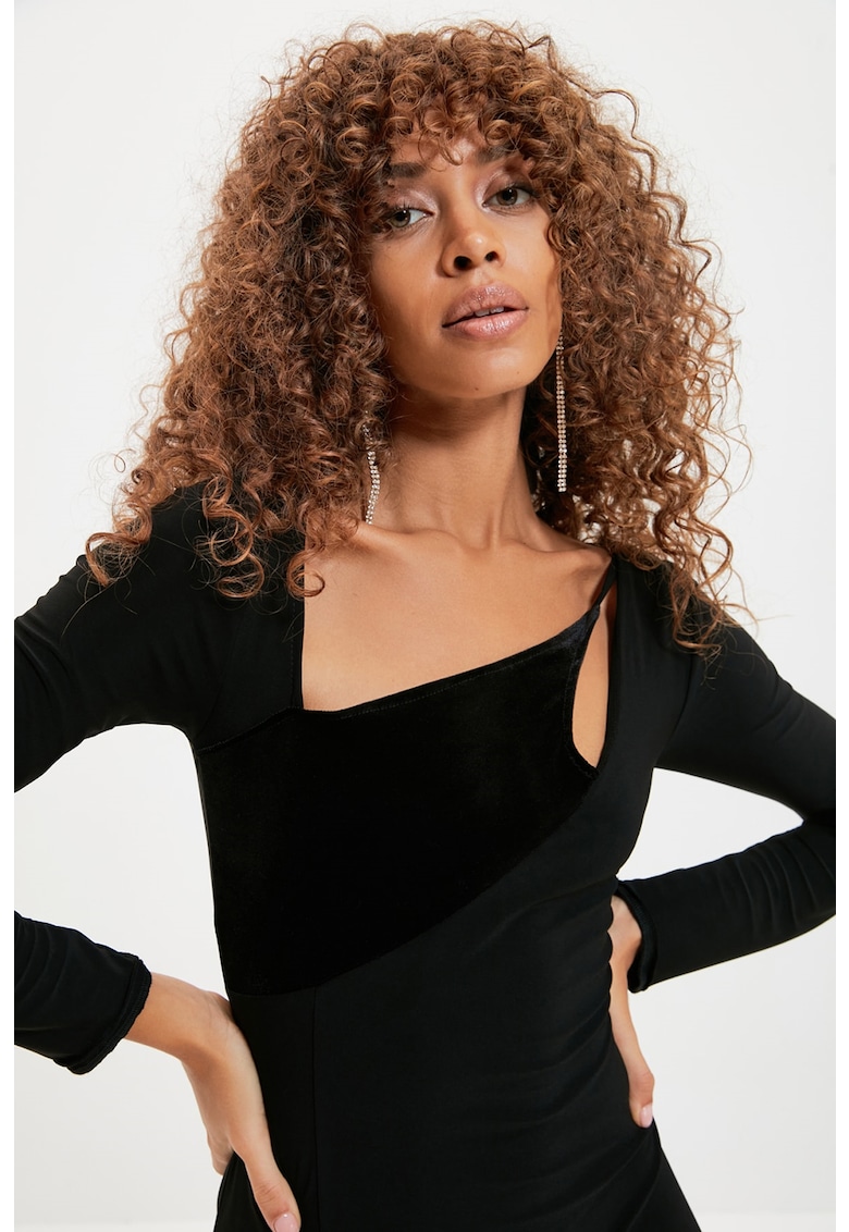 Rochie midi cambrata cu decolteu asimetric