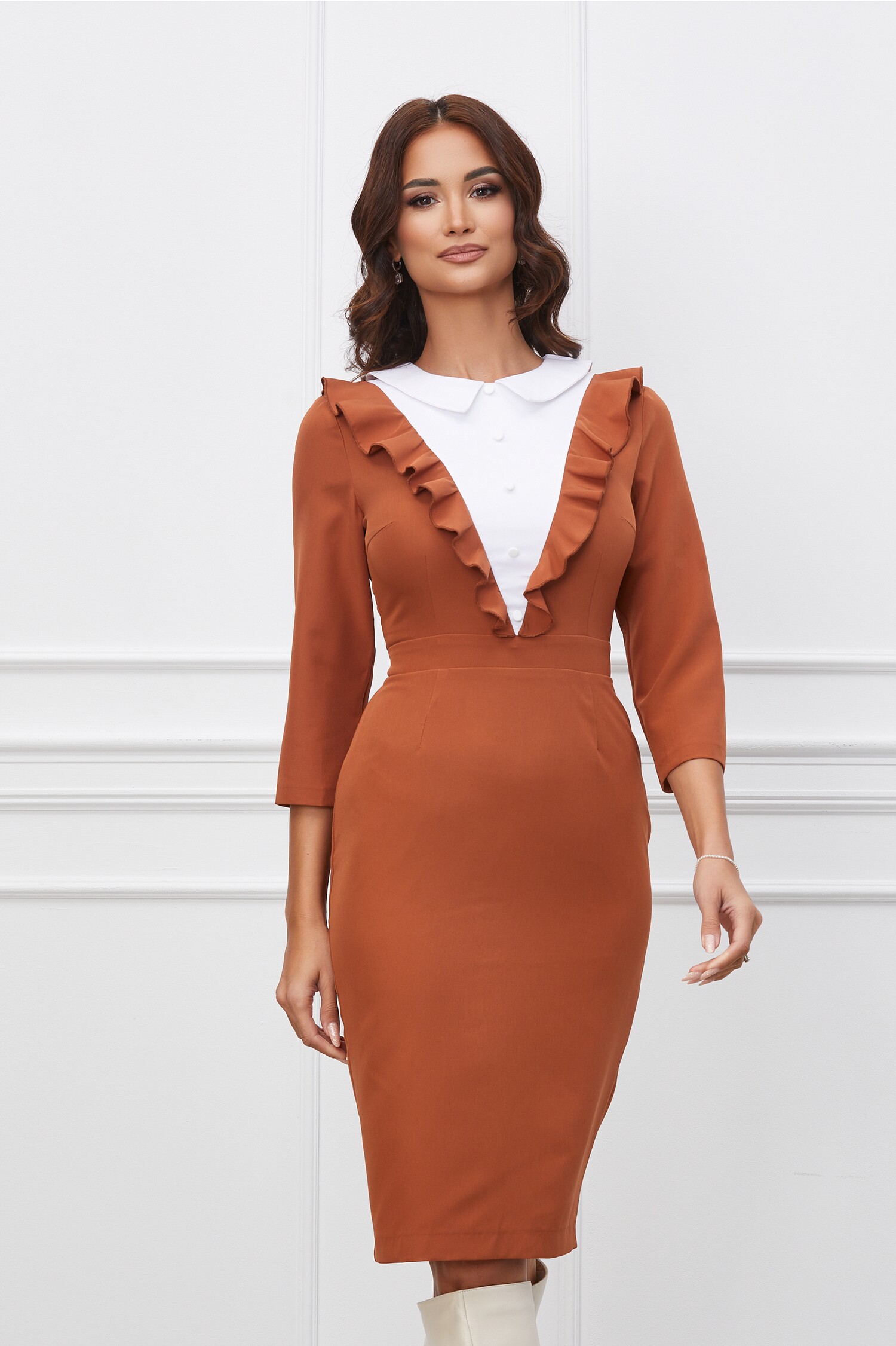 Rochie Dy Fashion camel cu volanas si nasturi la bust