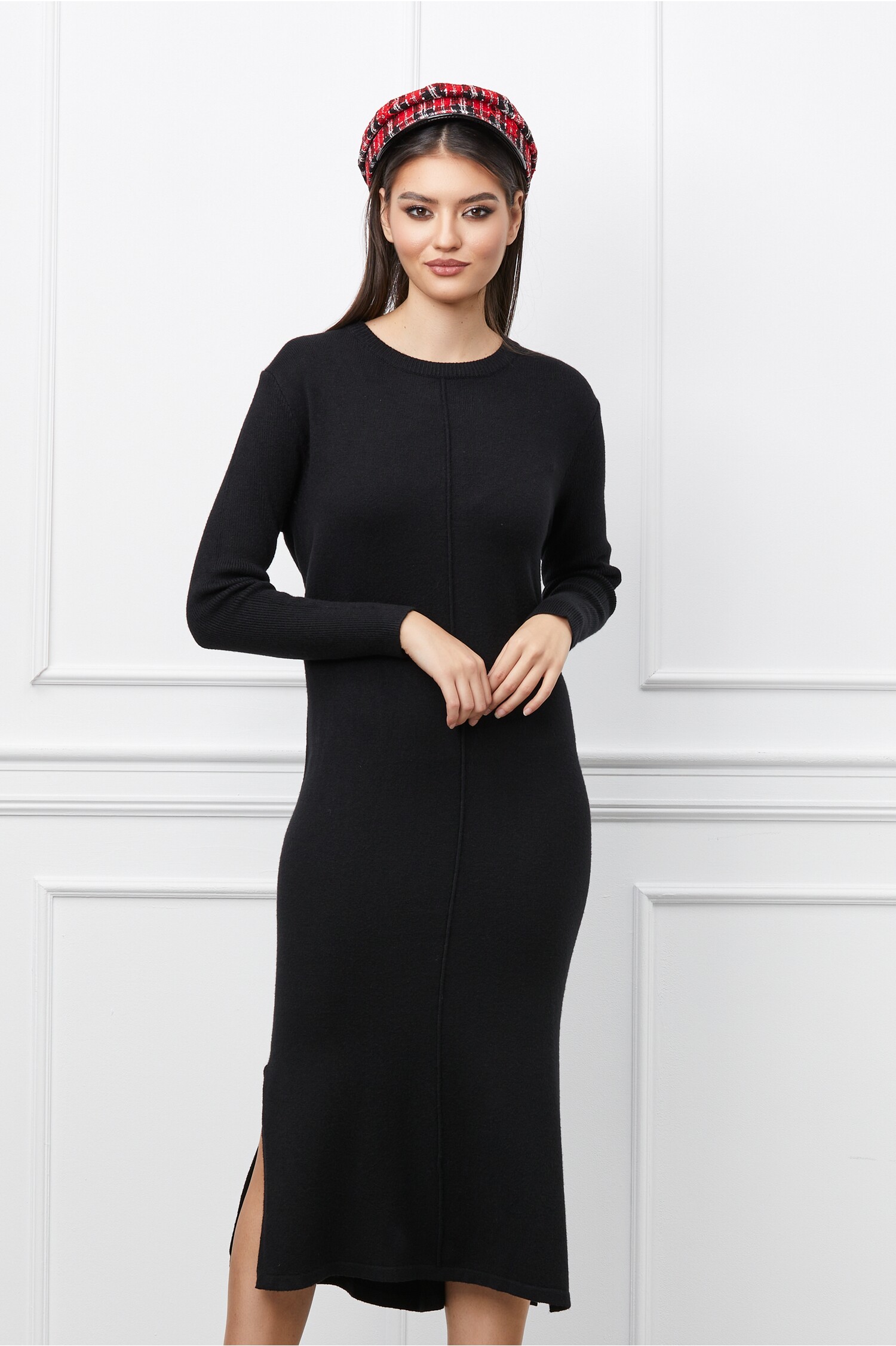 Rochie Moira neagra din tricot cu crepeuri la baza