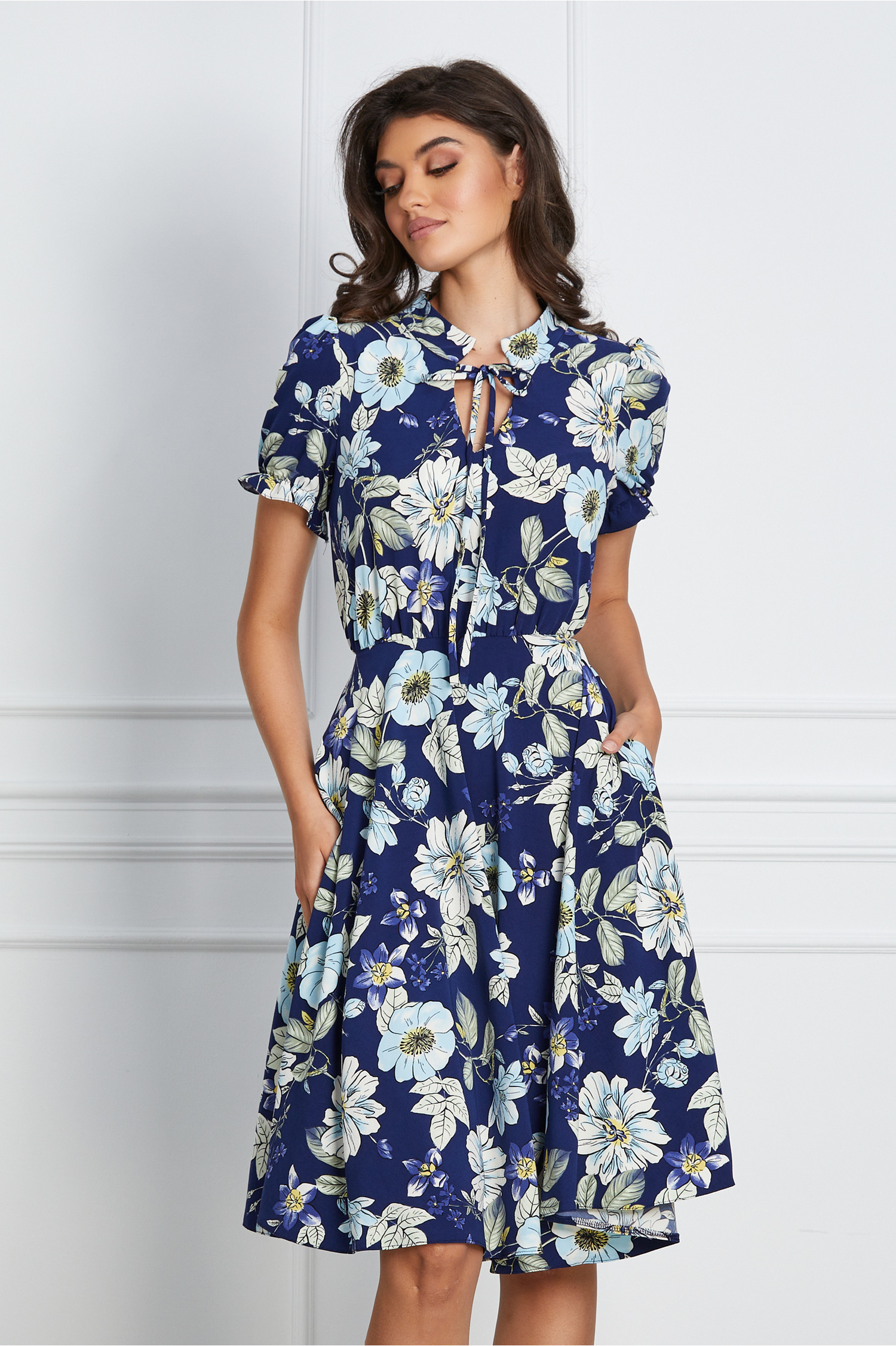 Rochie MBG bleumarin cu imprimeu floral bleu si snur la baza gatului