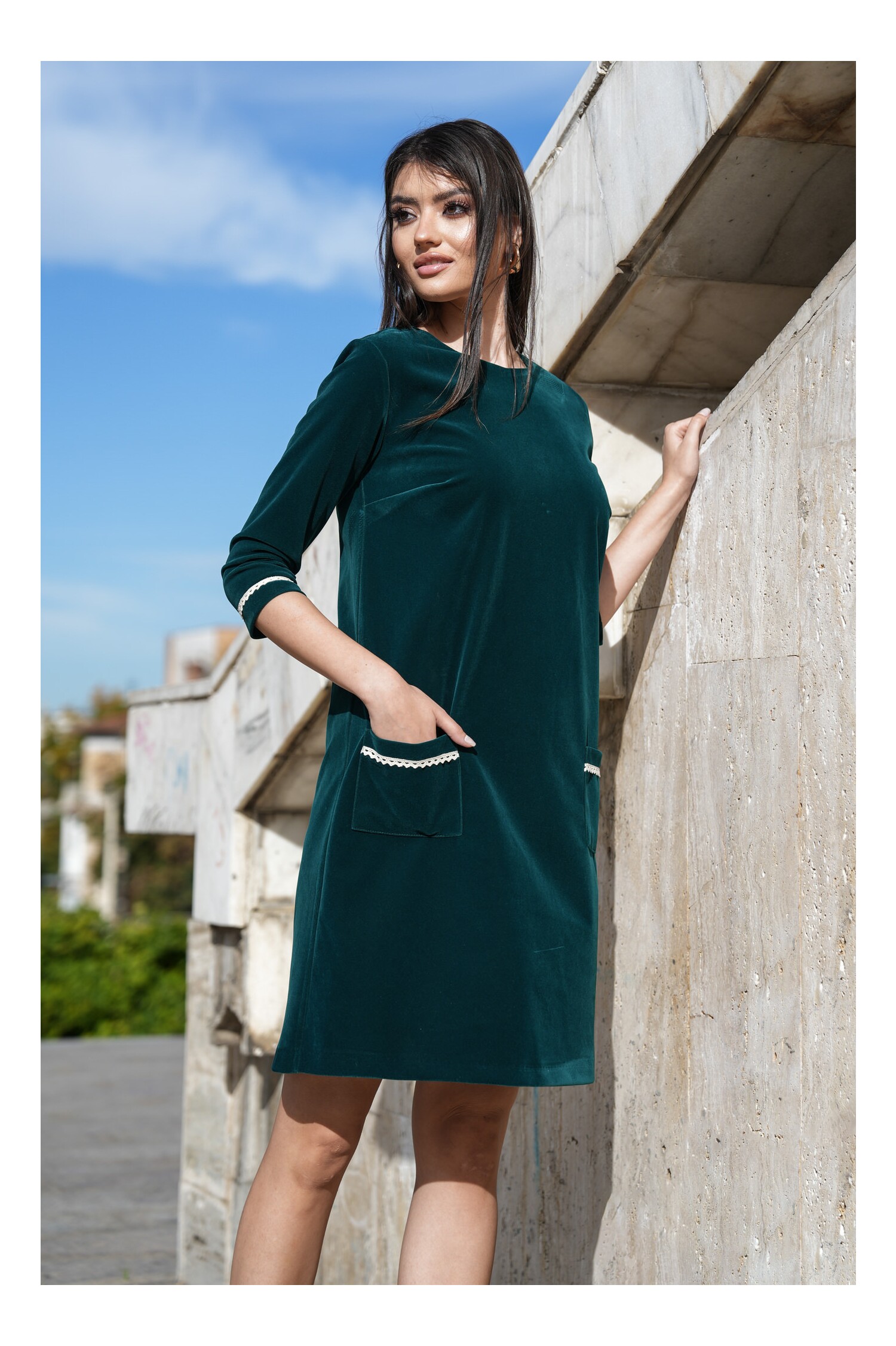 Rochie Dy Fashion verde smarald din catifea cu dantela la maneci si buzunare