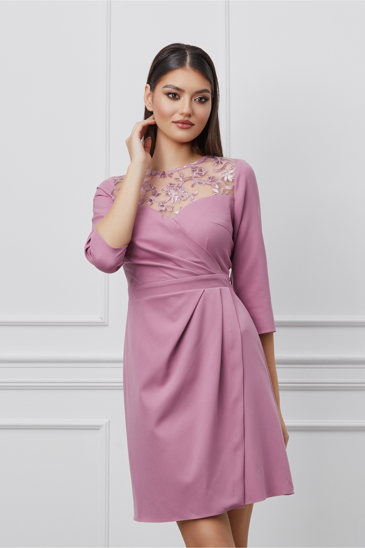 Rochie Dy Fashion roz cu dantela la bust si pliuri pe fusta