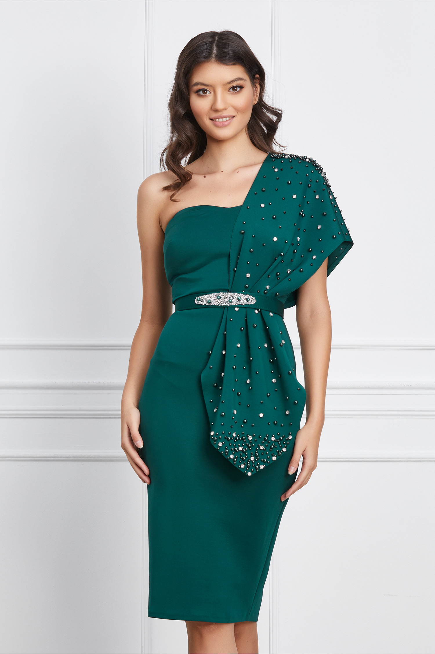 Rochie Antonia verde din neopren cu un umar gol accesorizata cu perle