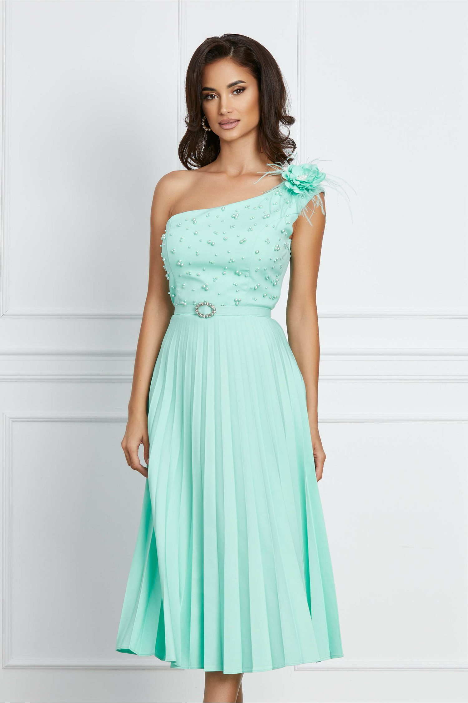 Rochie Dorina verde mint cu umar gol si perle la bust