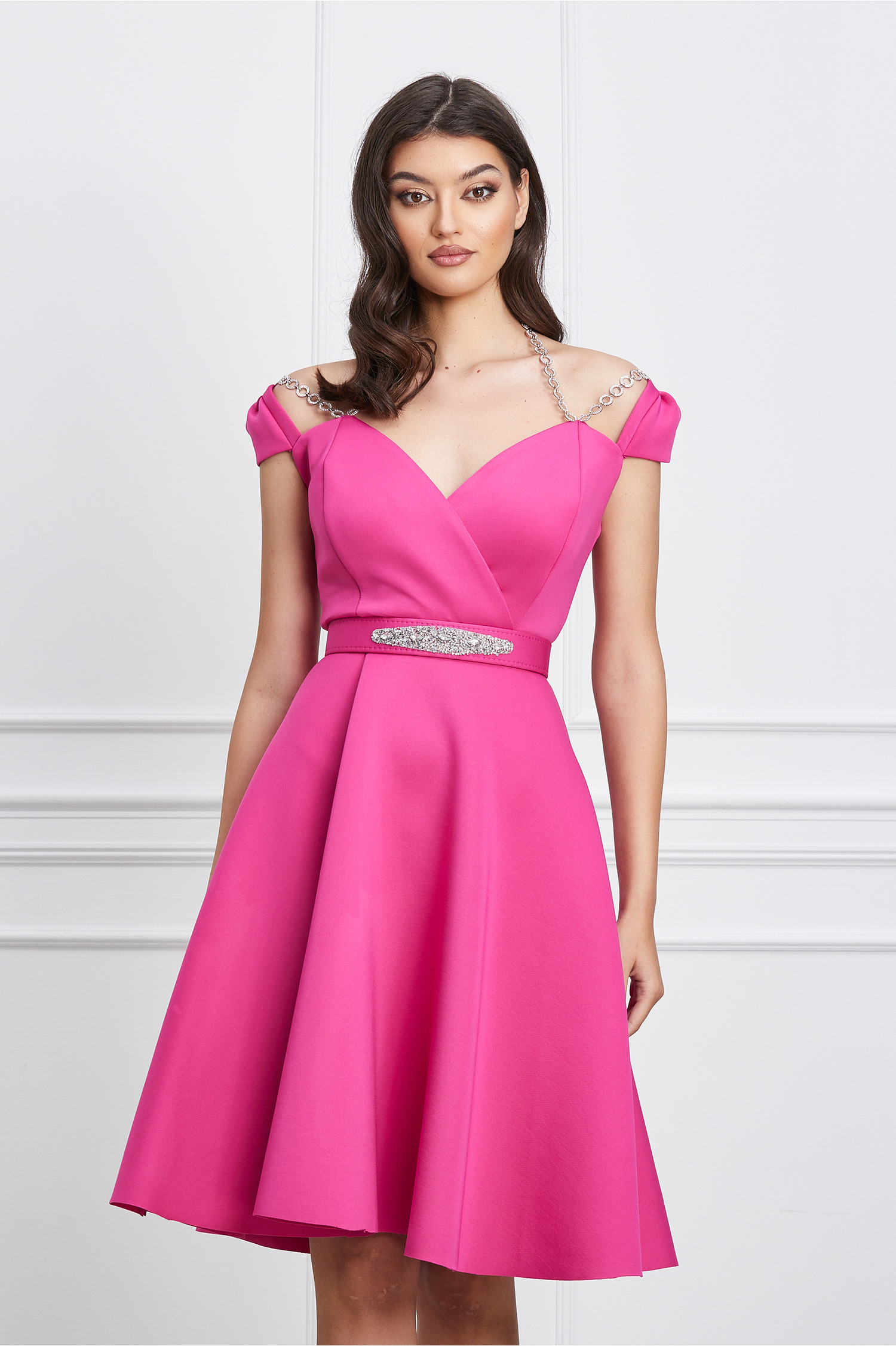 Rochie Gabriela fucsia din neopren cu aplicatie tip lant si curea in talie