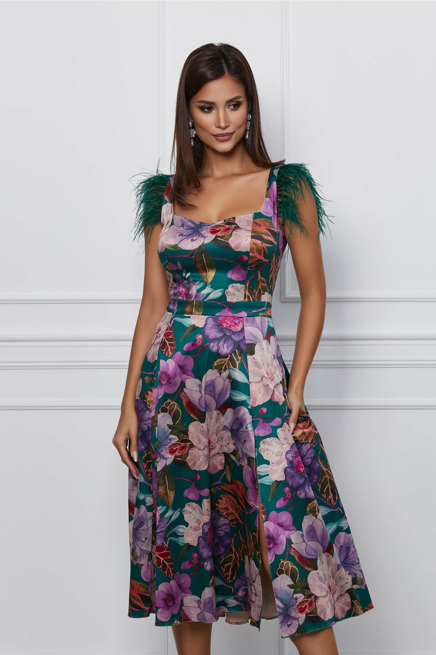 Rochie Dy Fashion verde cu imprimeuri florale si pene la umeri