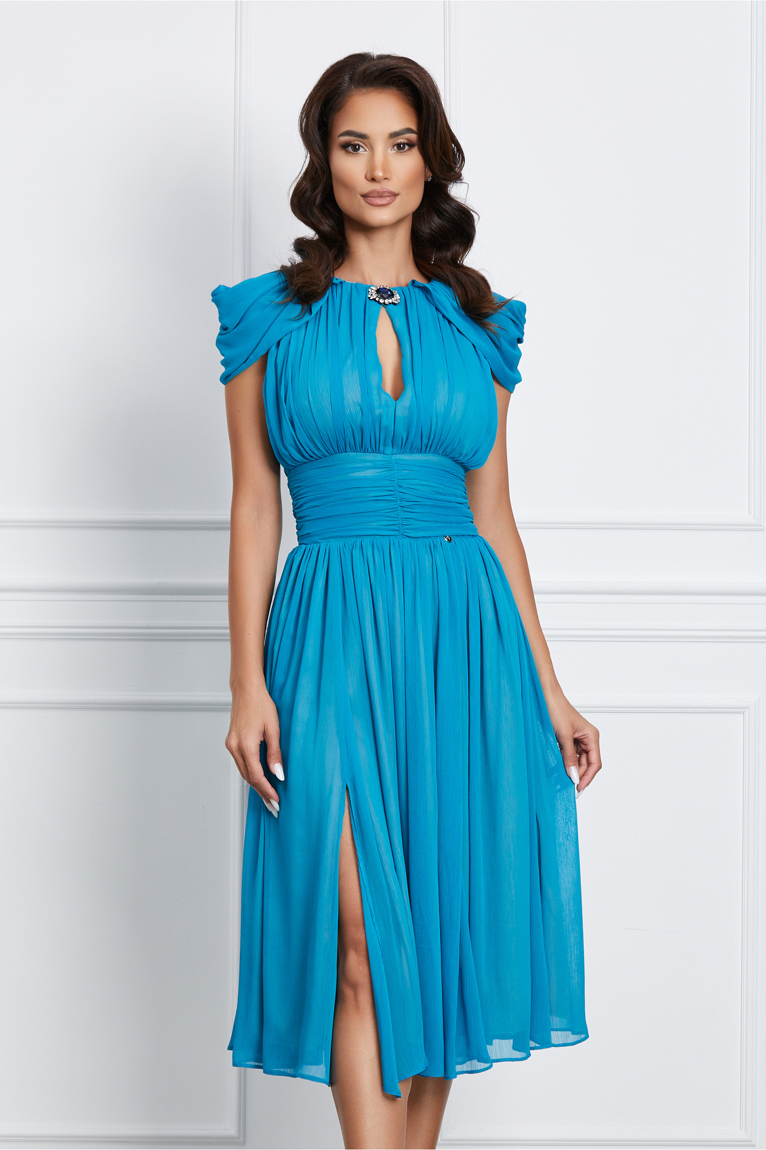 Rochie Dy Fashion bleu din voal cu accesoriu la decolteu