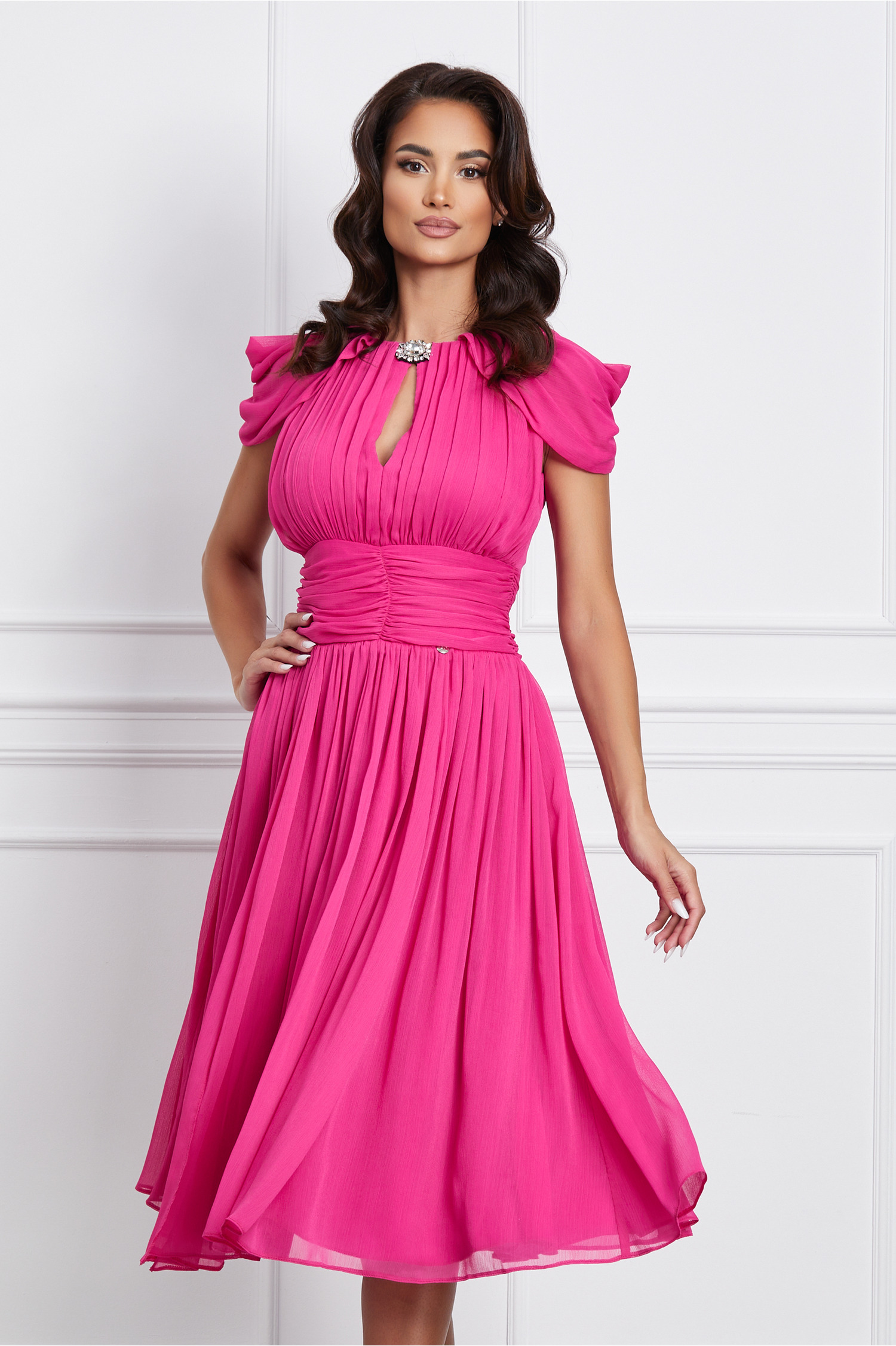 Rochie Dy Fashion fucsia din voal cu accesoriu la decolteu