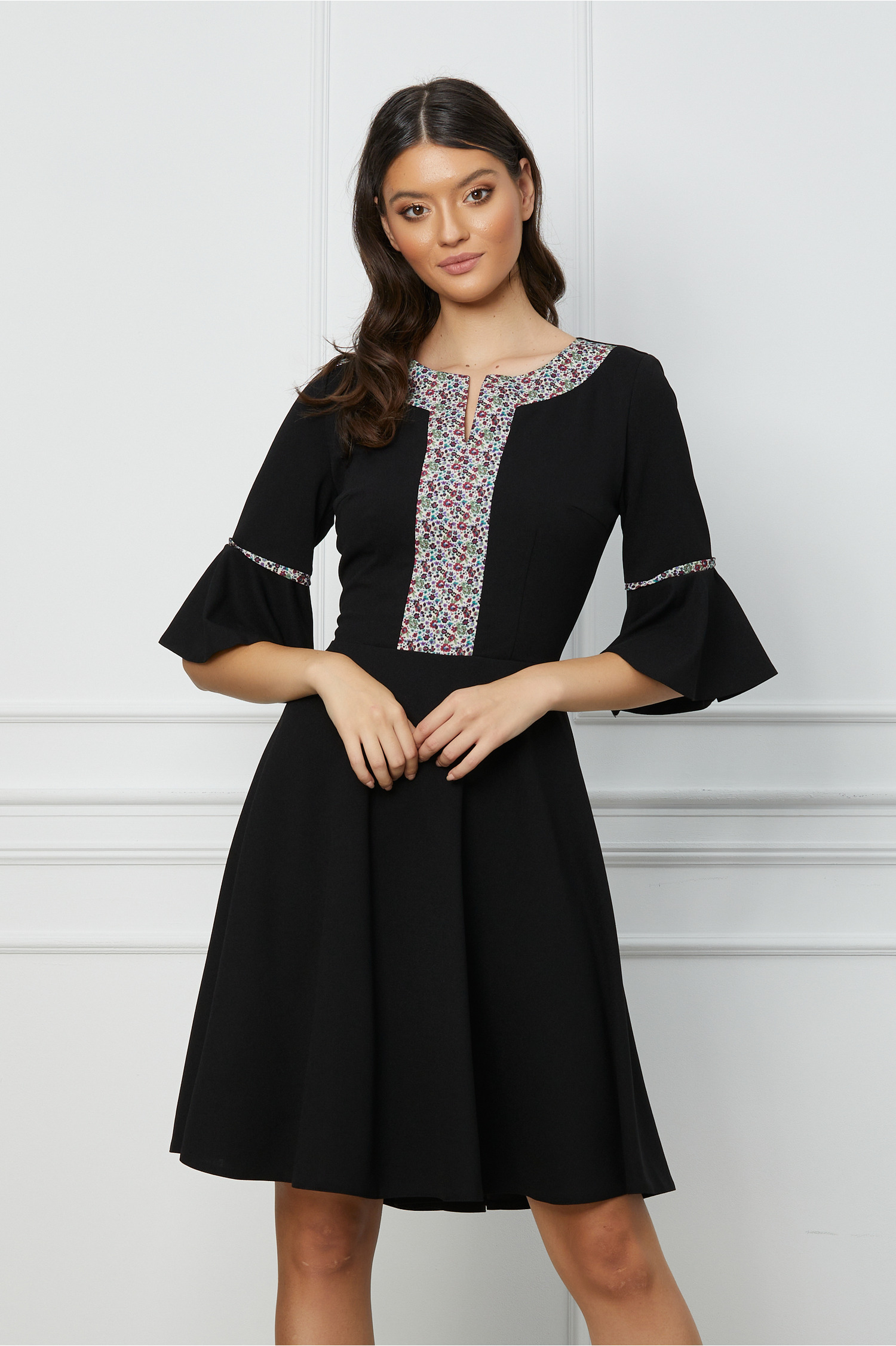 Rochie Moze neagra cu imprimeu pe bust si maneci clopot