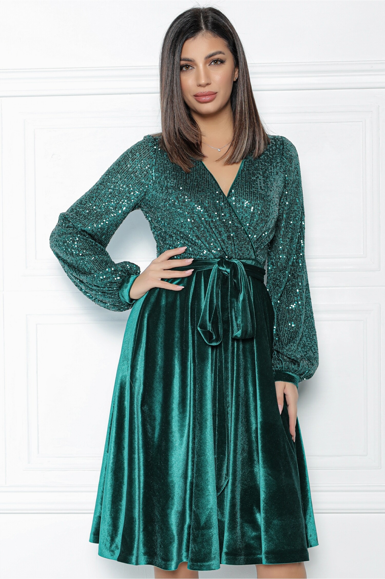 Rochie MBG verde din catifea cu bust din paiete