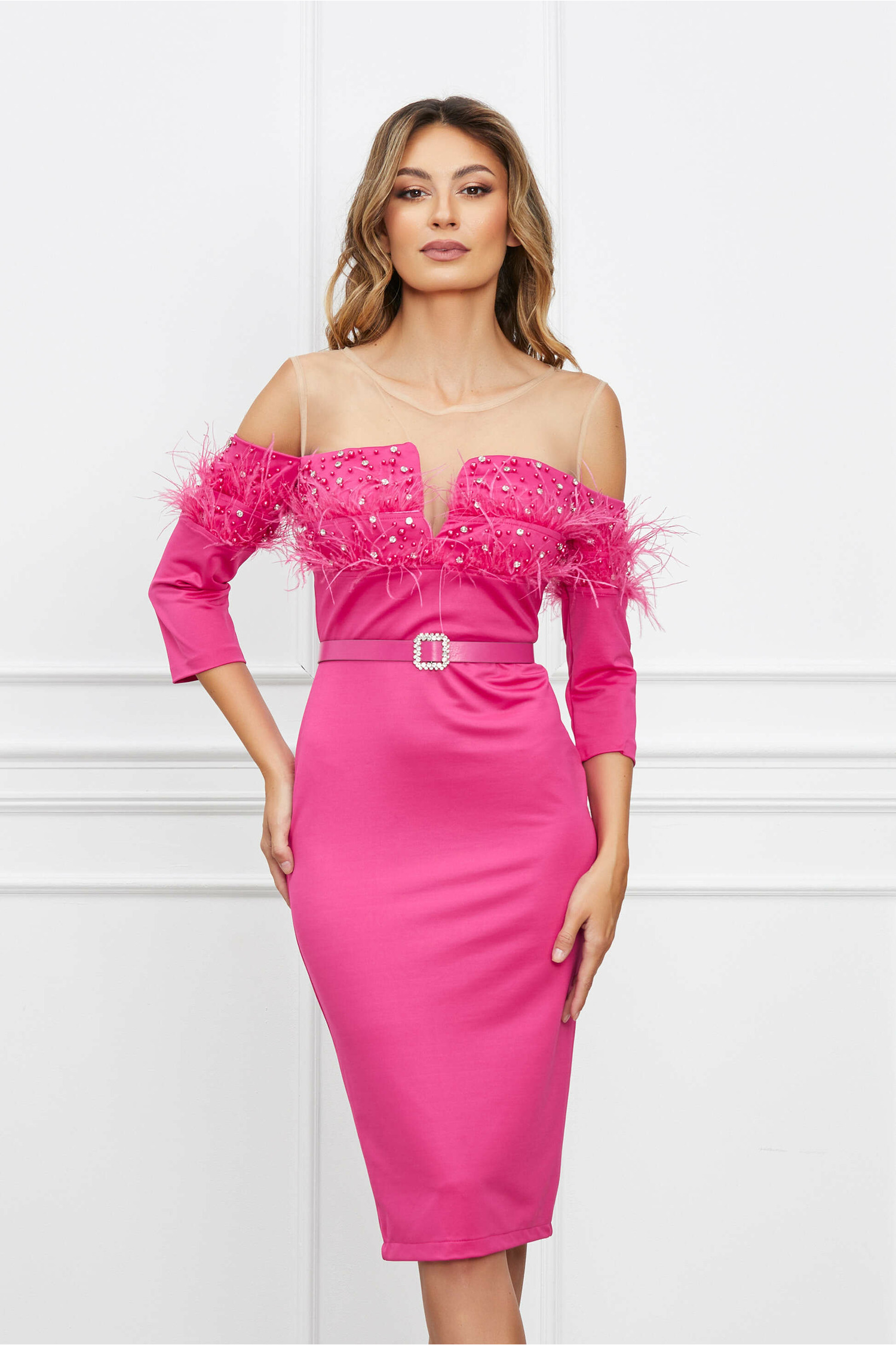 Rochie Amalia fucsia cu pene si perle la bust