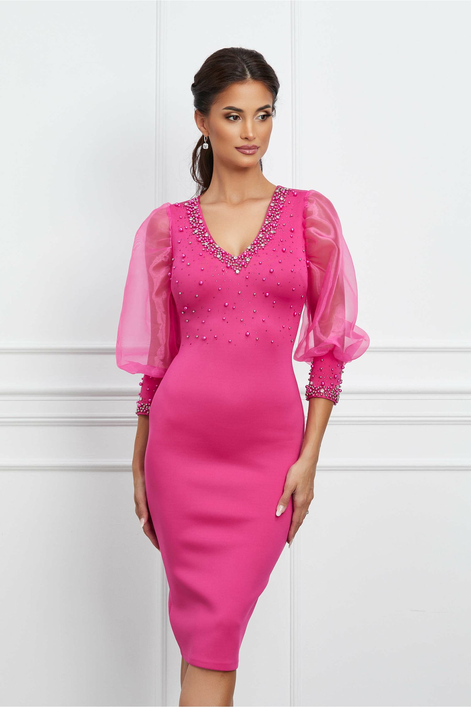 Rochie Laura fucsia din neopren cu perlute si maneci din organza