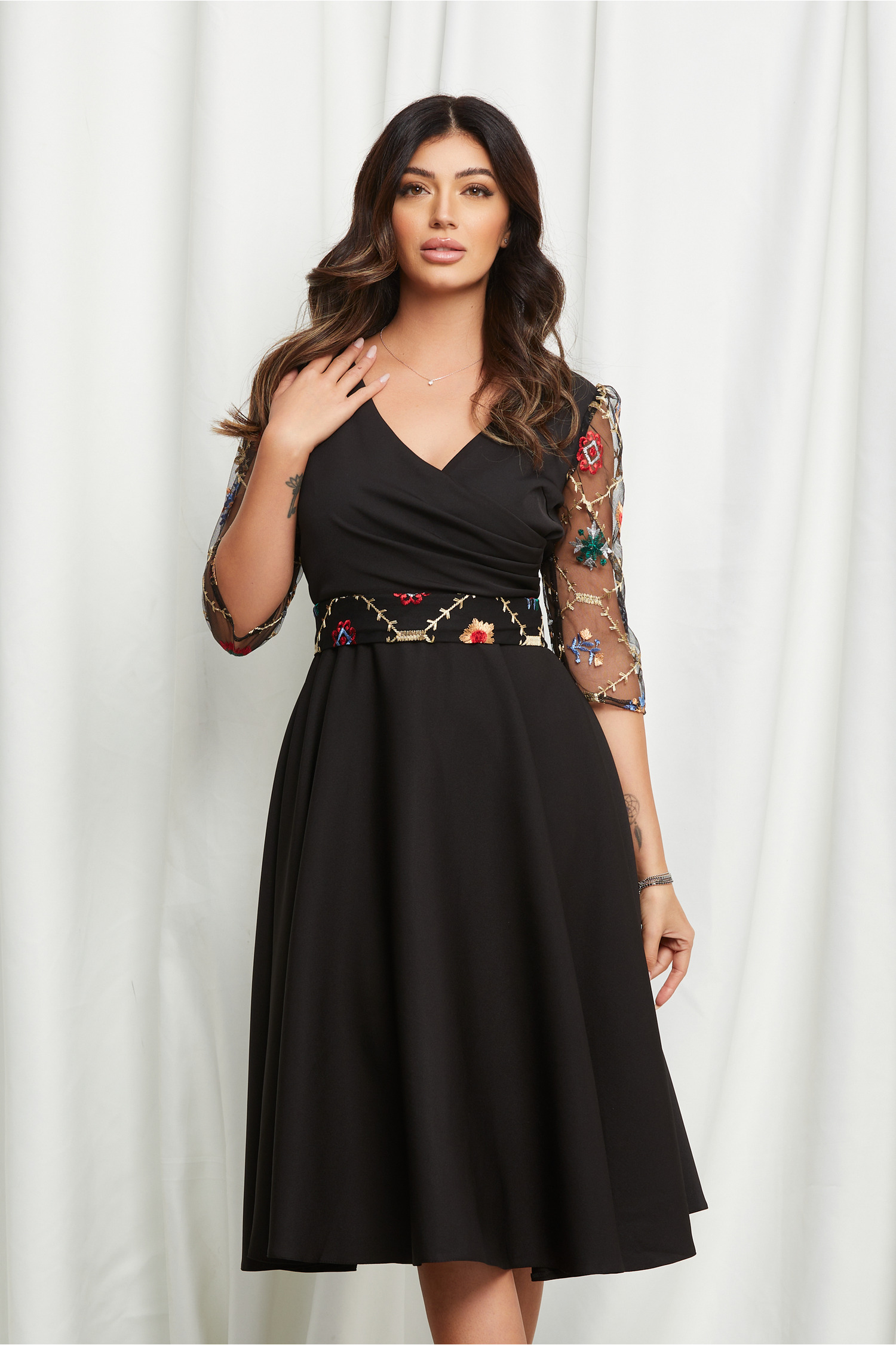 Rochie Ella Collection Adria neagra cu broderie pe maneci si cordon in talie