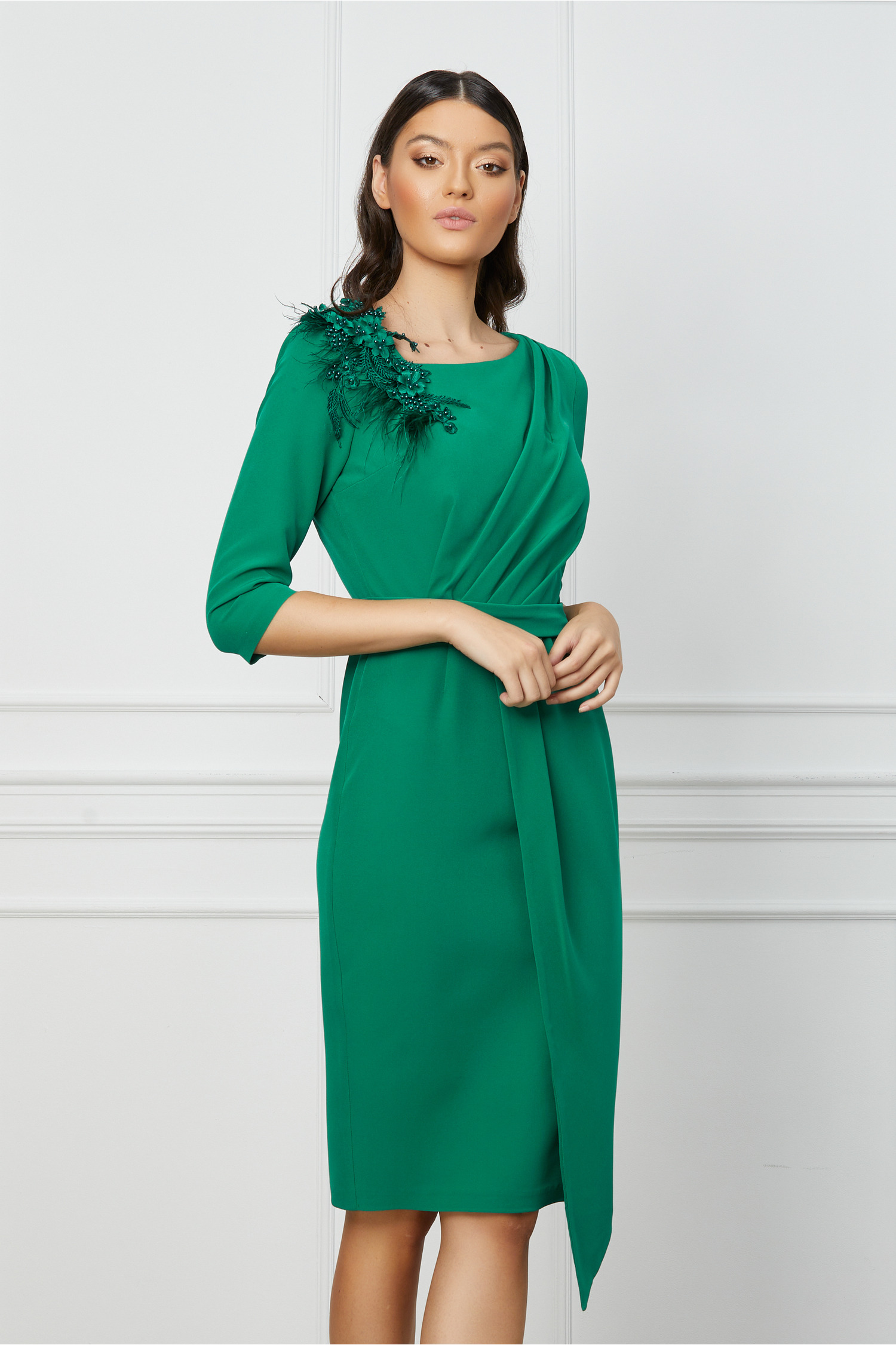 Rochie MBG verde cu aplicatie florala maxi pe umar