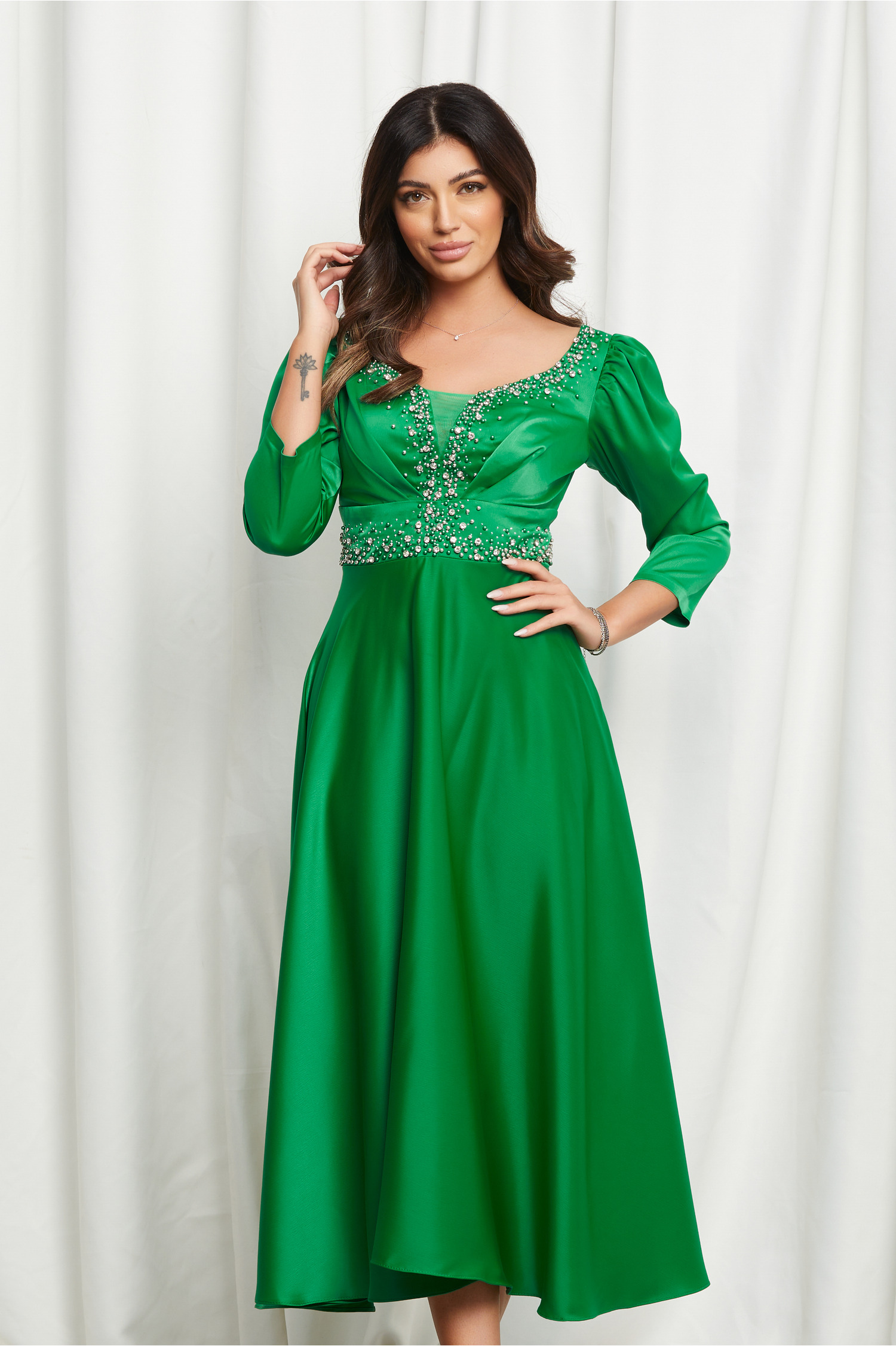 Rochie Anisia verde cu strasuri pe bust si talie