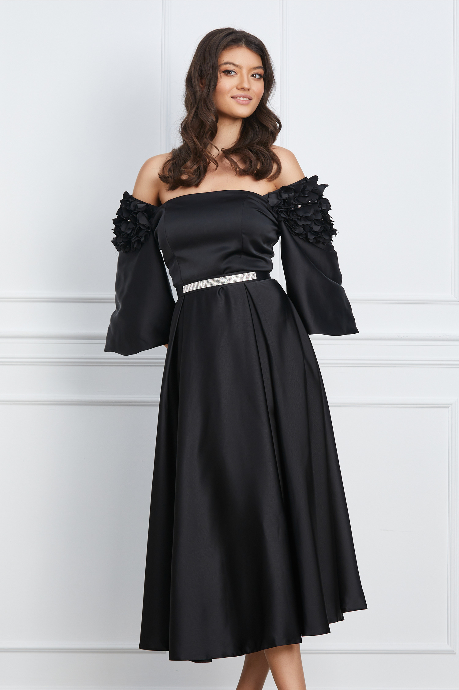 Rochie Isabela neagra cu flori la umeri si curea in talie