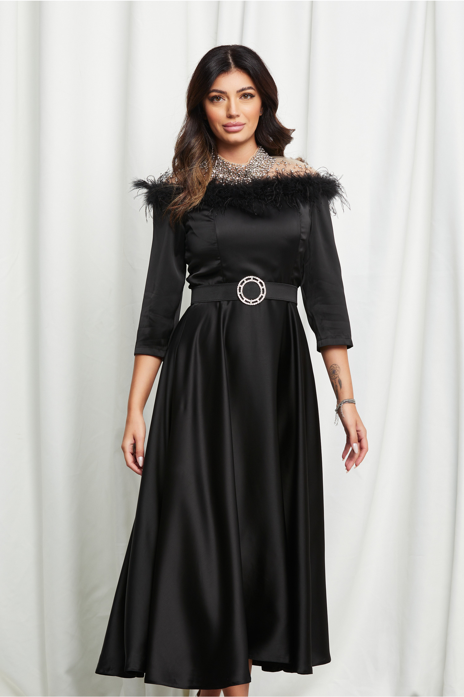 Rochie Ingrid neagra cu fulgi la bust si curea in talie