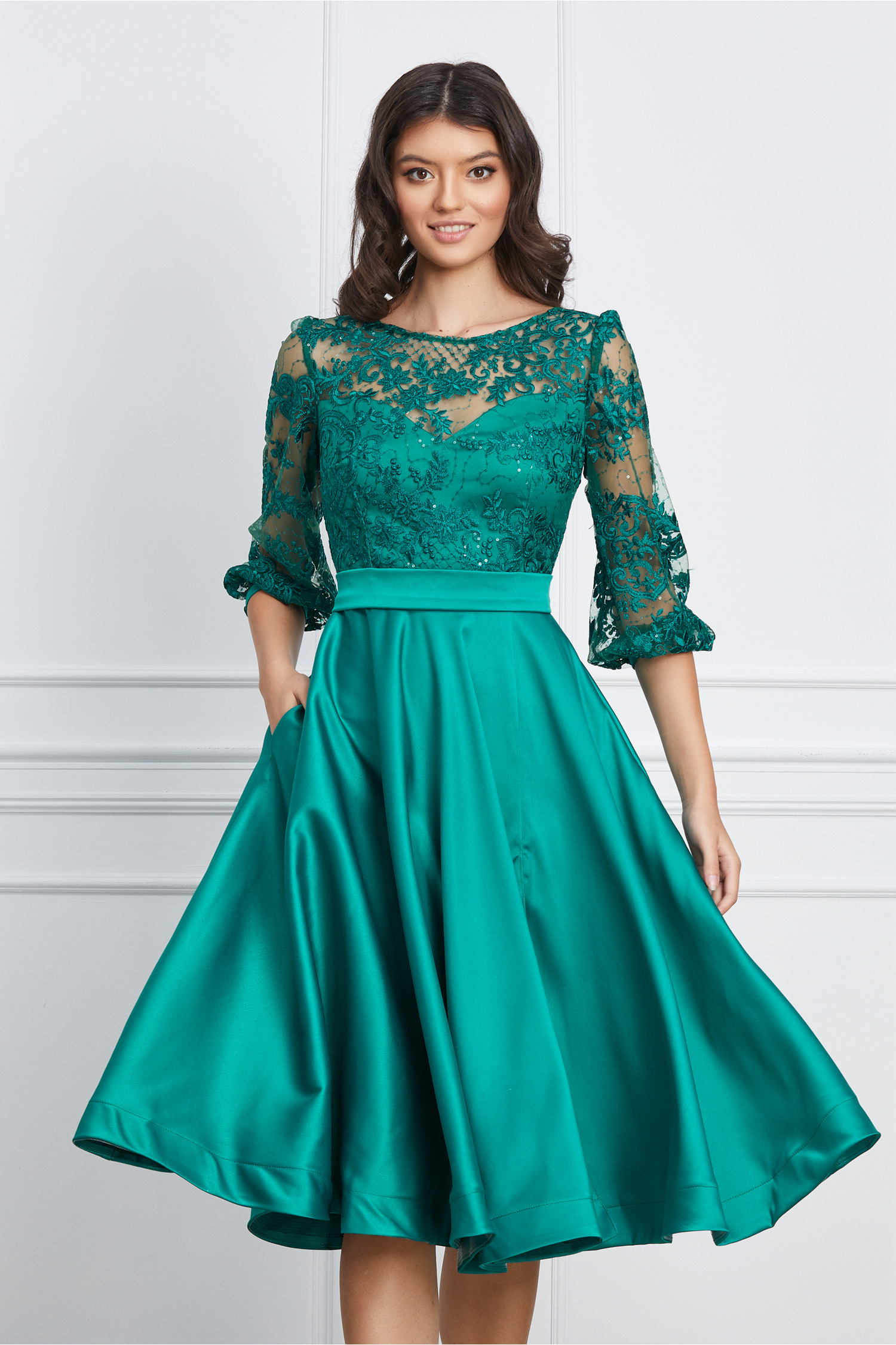 Rochie MBG verde cu dantela la bust si crepeu maxi pe fusta