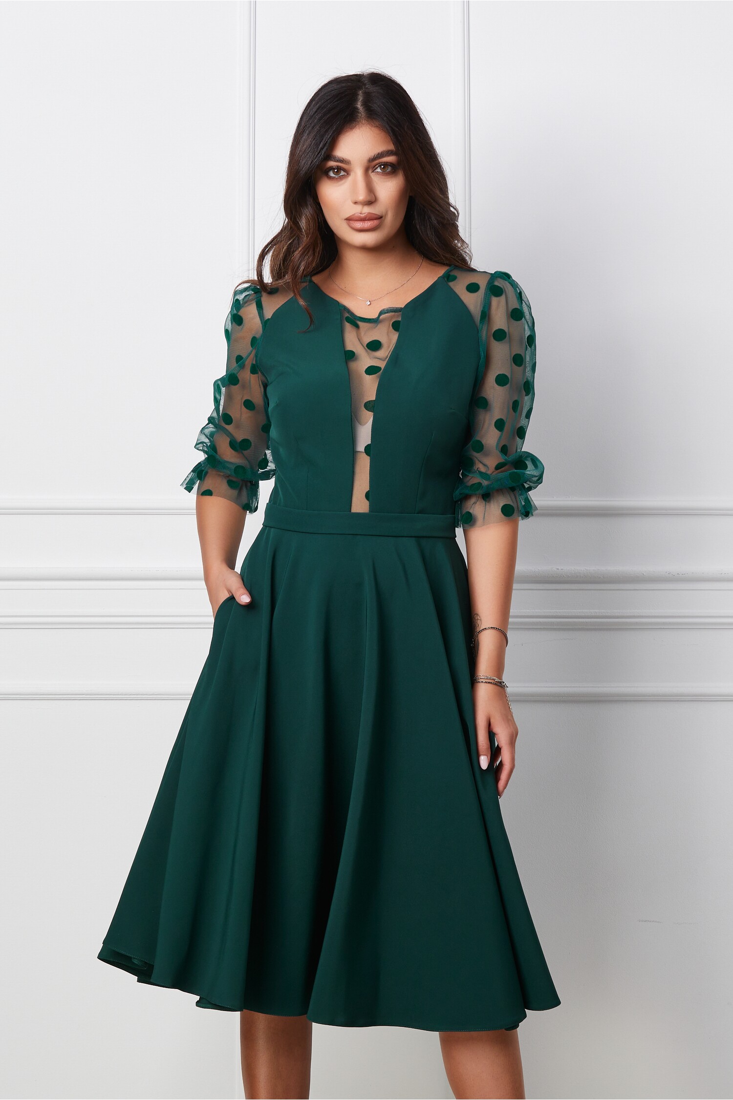 Rochie MBG verde cu maneci din tull cu buline catifelate