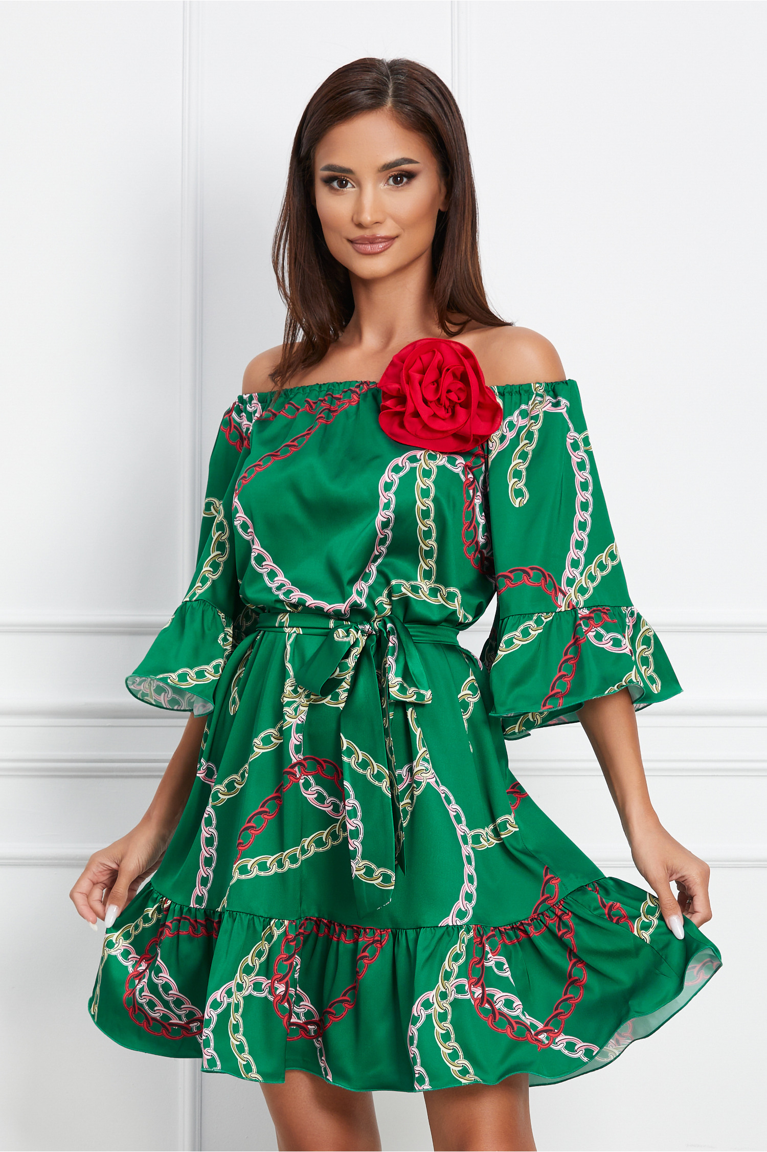 Rochie LaDonna verde din satin cu imprimeu chain