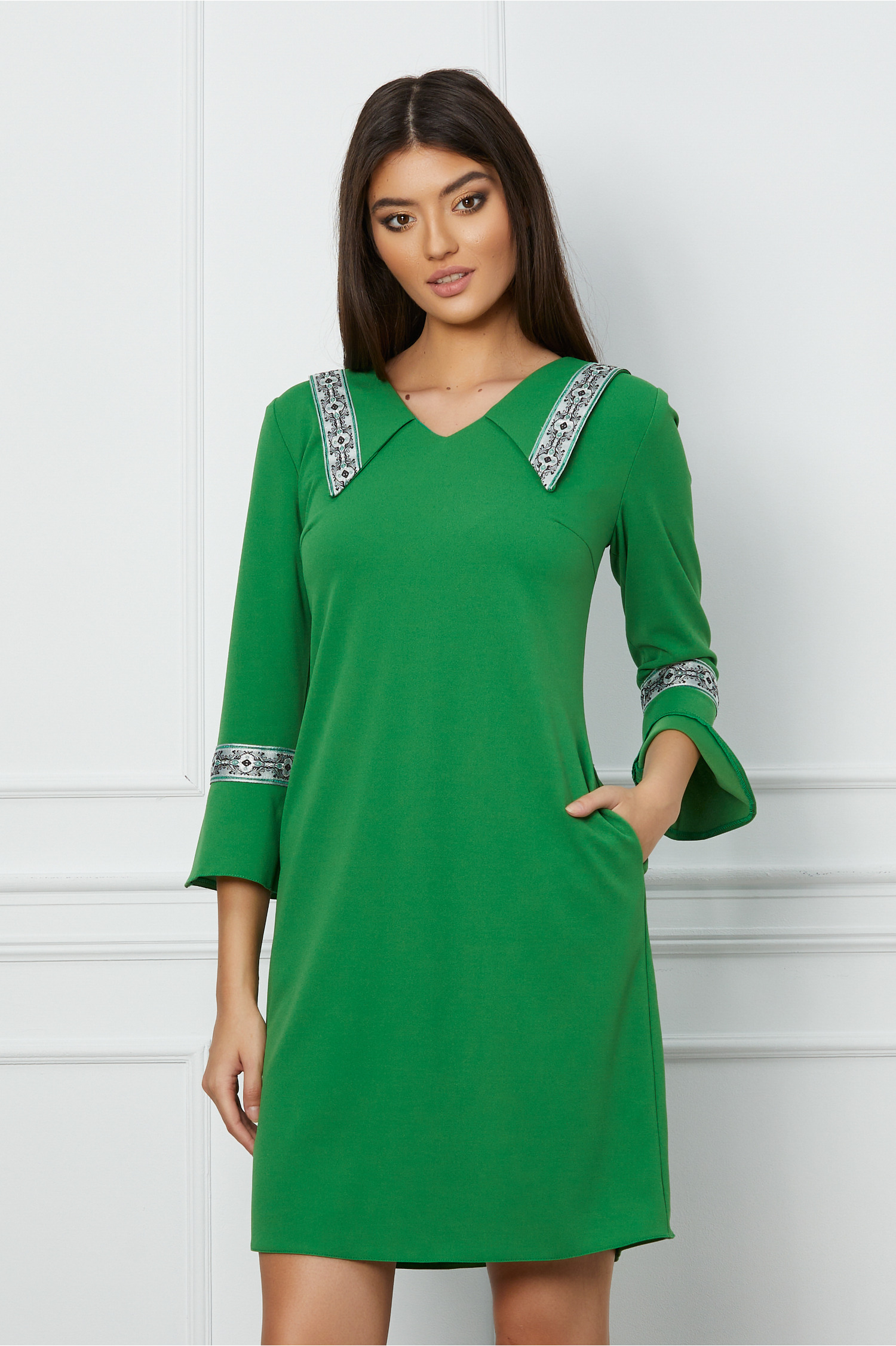 Rochie Moze verde cu broderie traditionala rosie