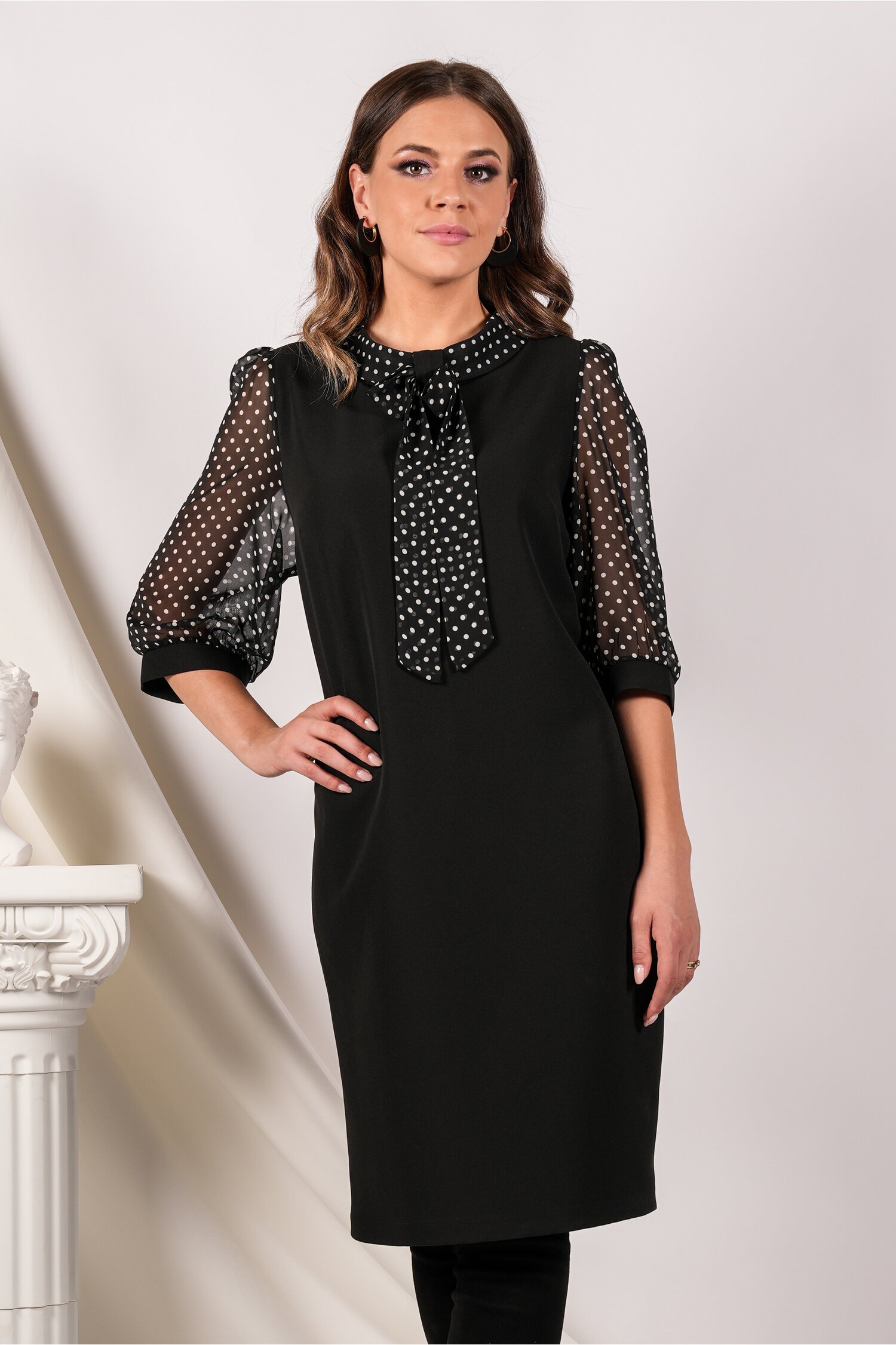 Rochie Vanessa neagra cu buline pe maneci si guler