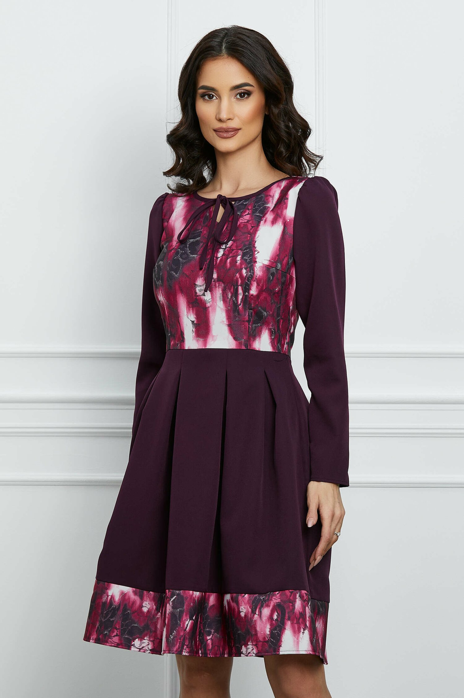 Rochie Moze mov cu imprimeu floral magenta la bust