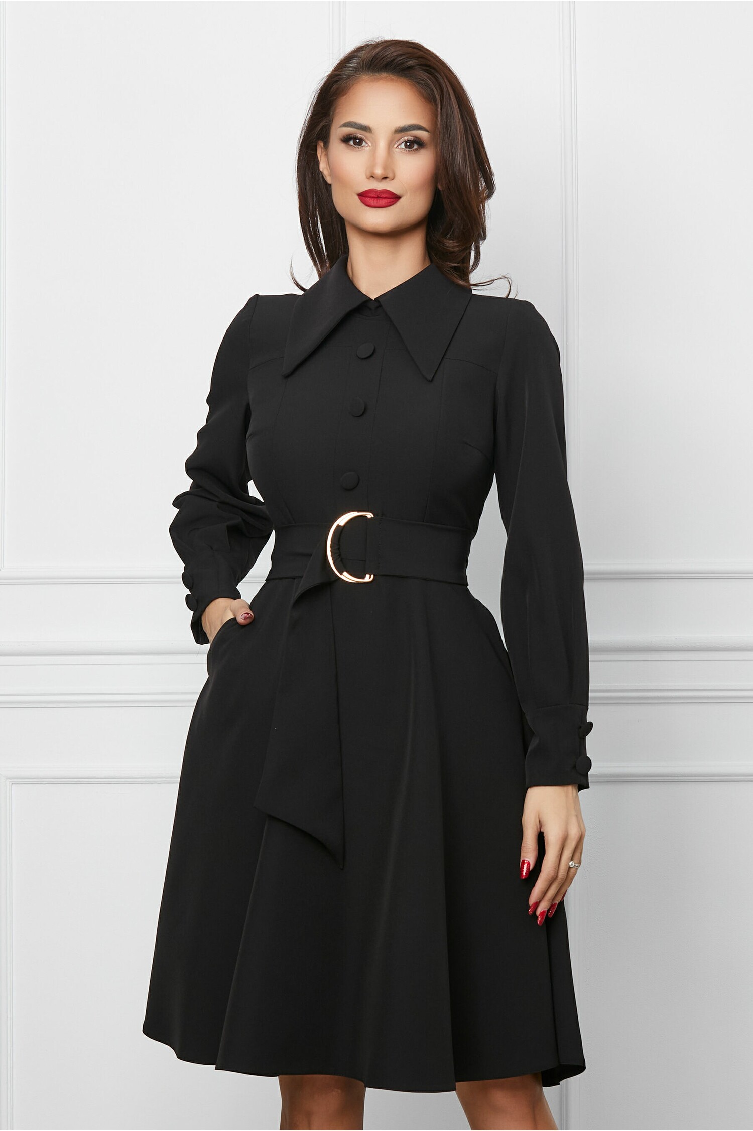 Rochie Moze neagra cu nasturi pe bust si catarama in talie