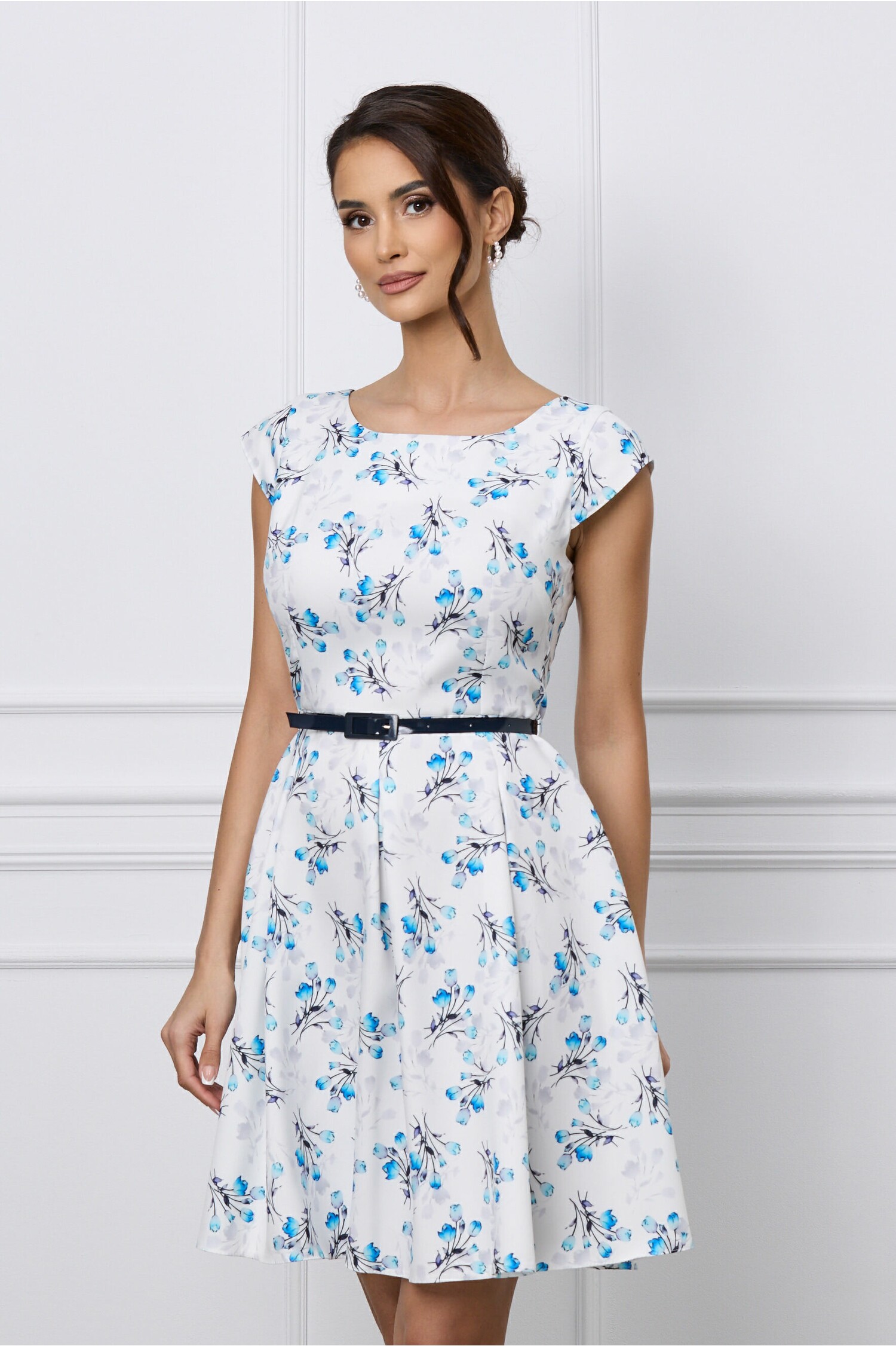 Rochie Iseline alba cu imprimeu floral albastru si curea in talie