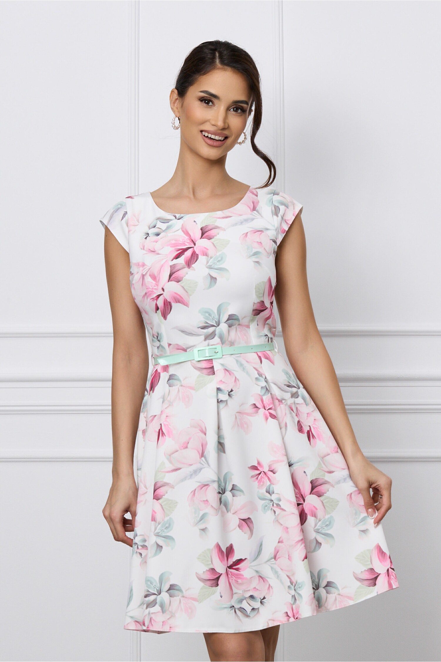 Rochie Iseline alba cu imprimeu floral roz si curea in talie