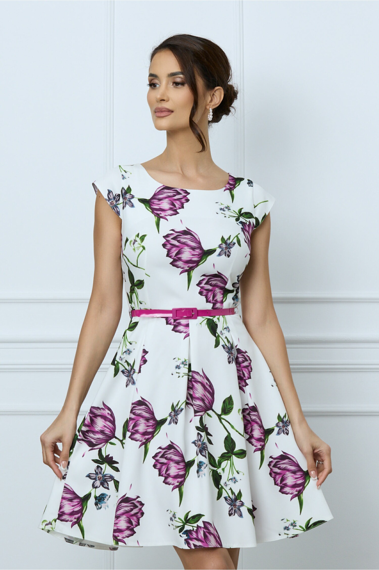 Rochie Iseline alba cu imprimeu floral magenta si curea in talie