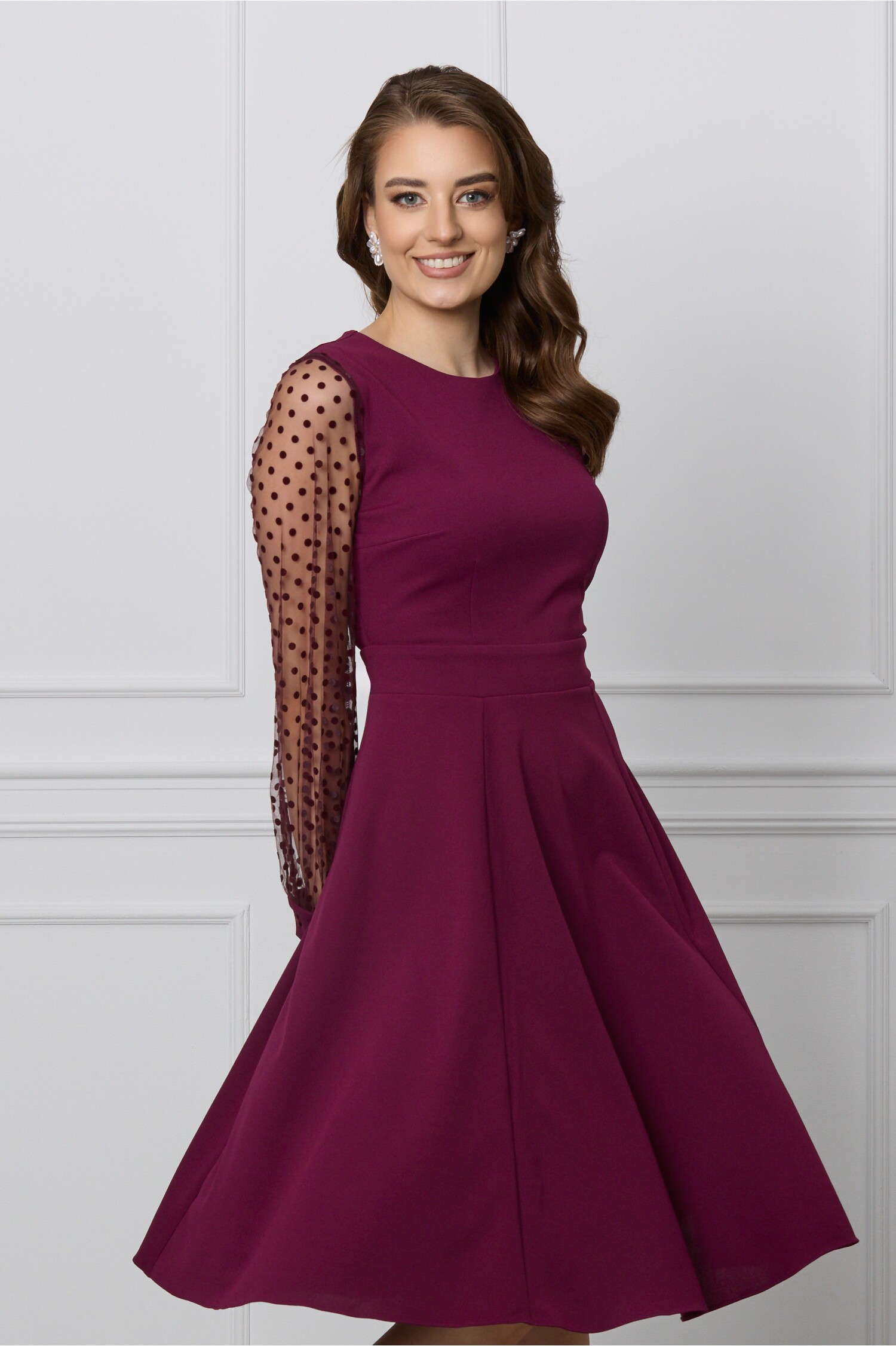 Rochie Dy Fashion bordo cu buline catifelate pe maneci