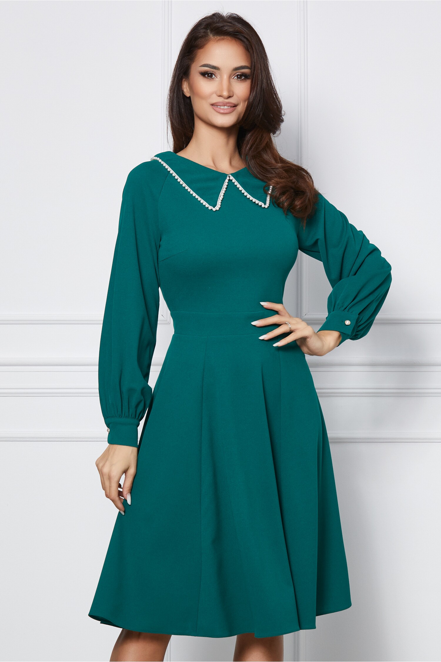 Rochie Dy Fashion verde din crep cu guler accesorizat