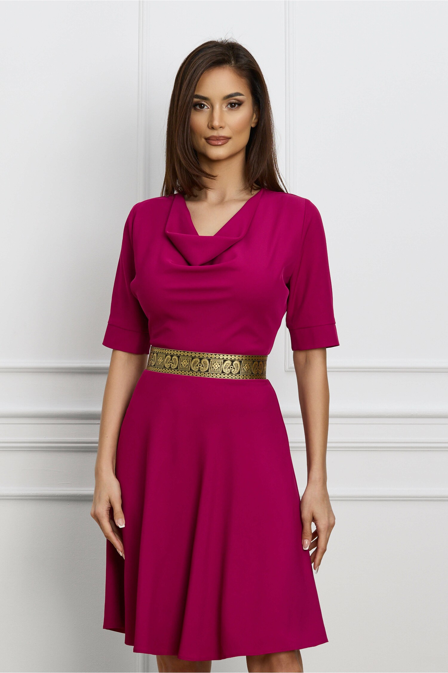 Rochie Dy Fashion magenta cu banda aurie in talie