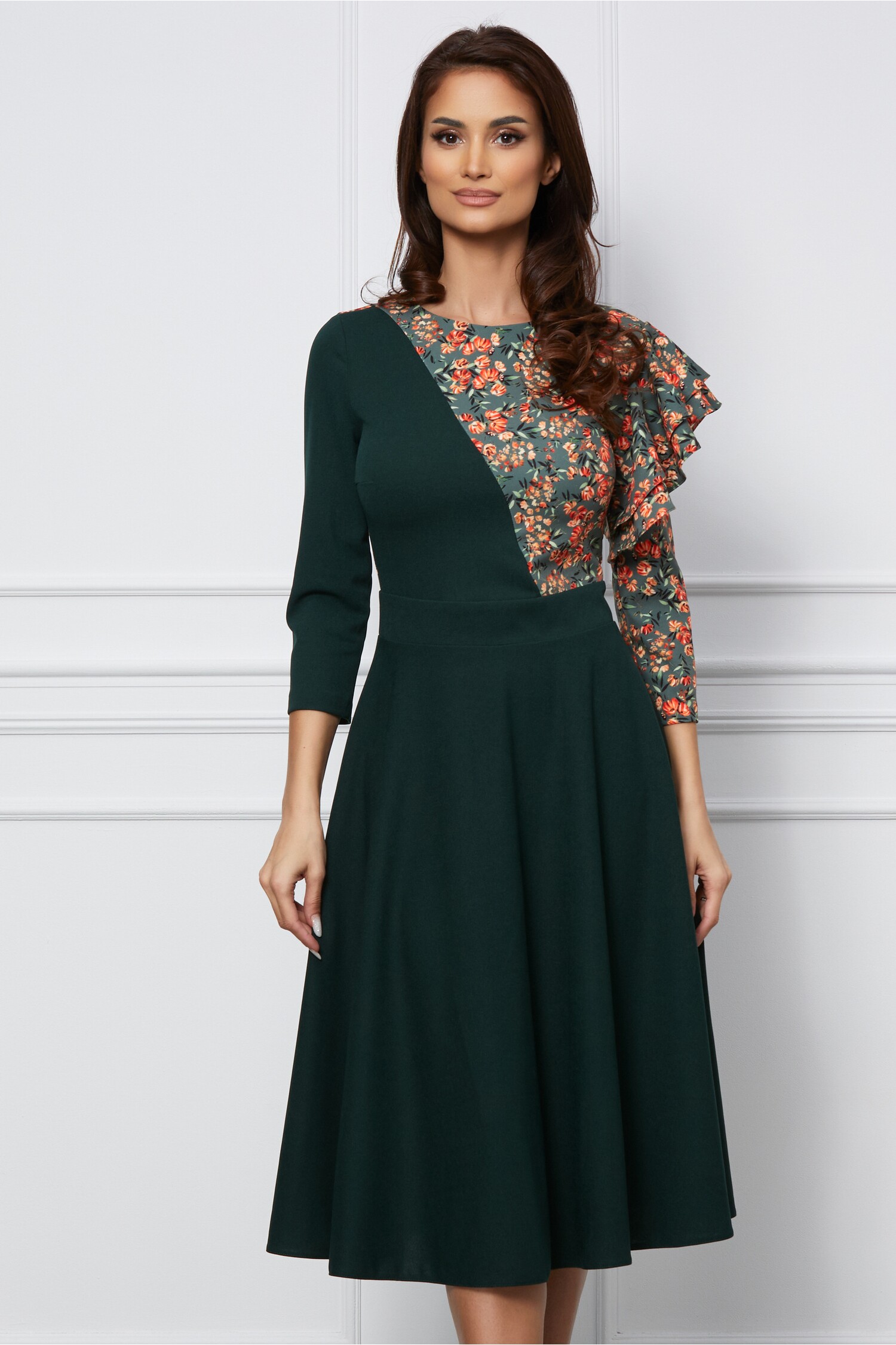 Rochie Dy Fashion verde inchis cu imprimeu orange si volan la bust