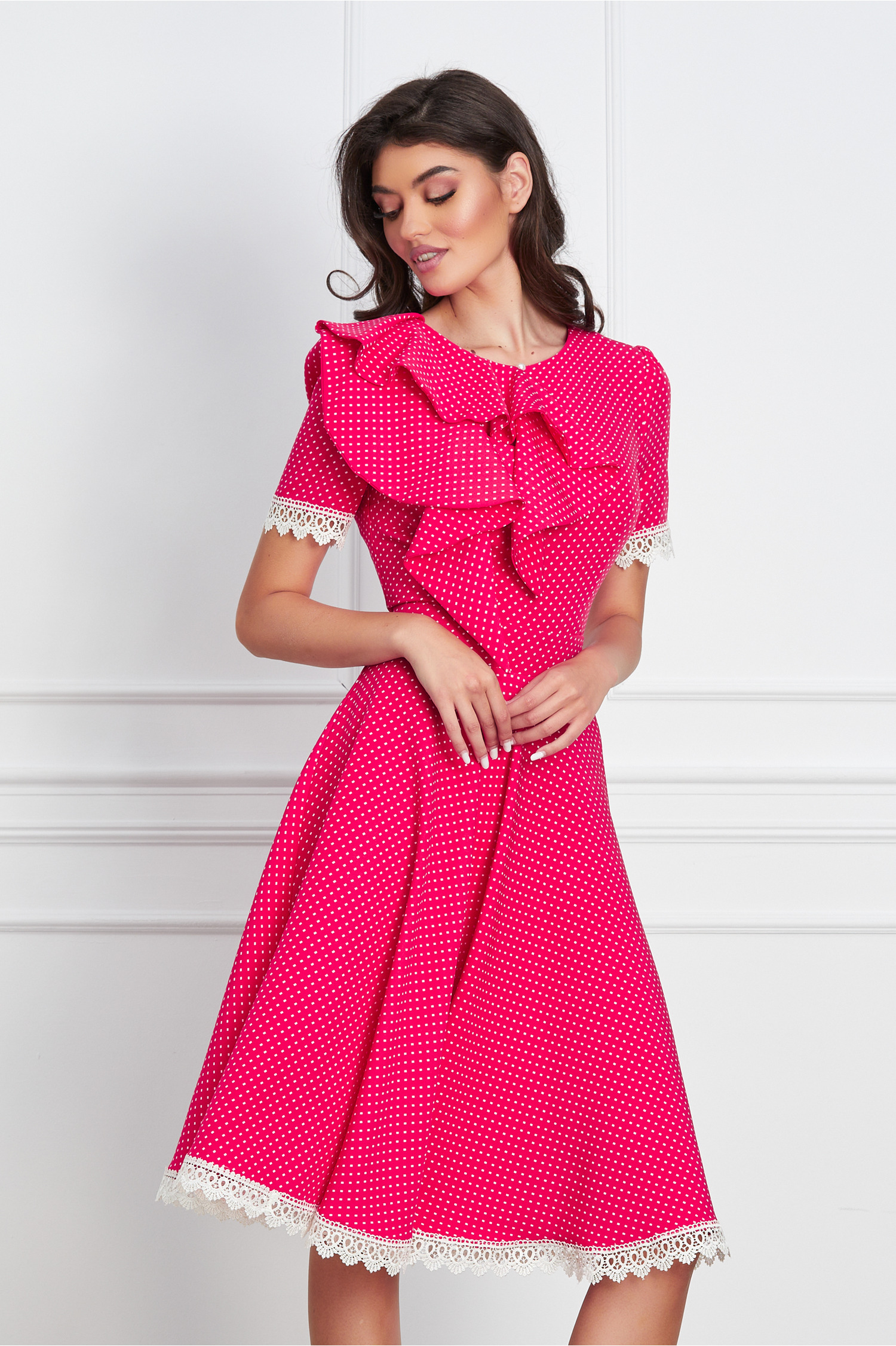 Rochie MBG fucsia cu imprimeu punctat si dantela la baza