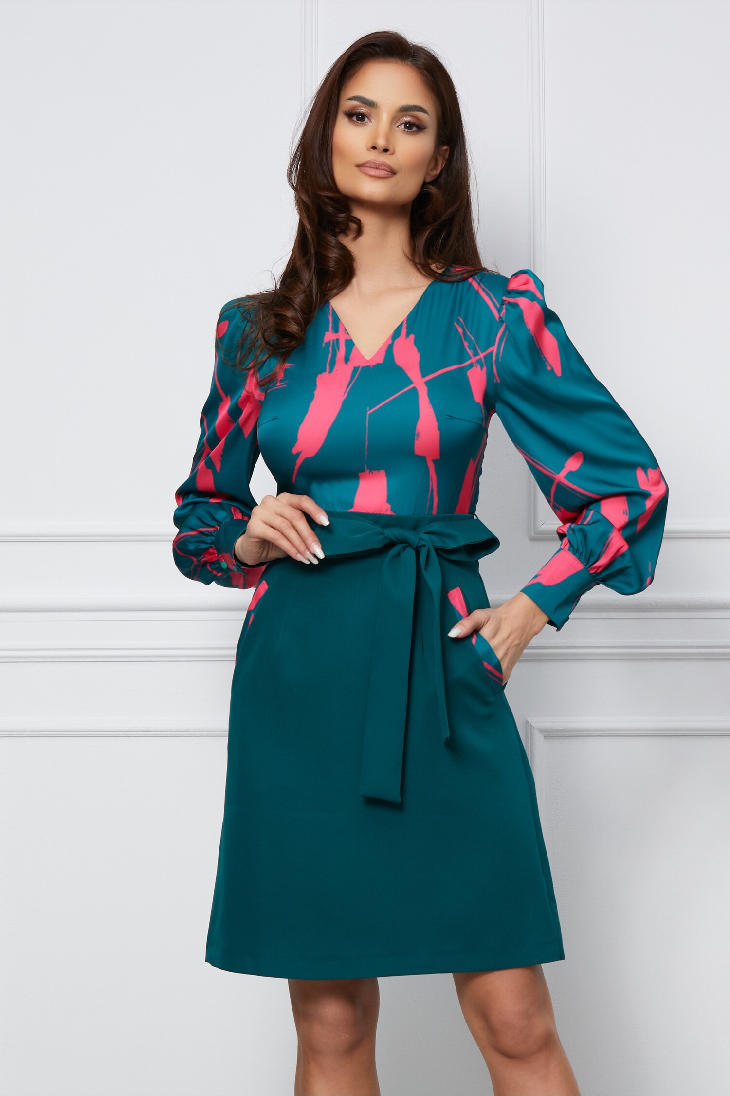 Rochie Dy Fashion verde cu imprimeu fucsia la bust si cordon in talie